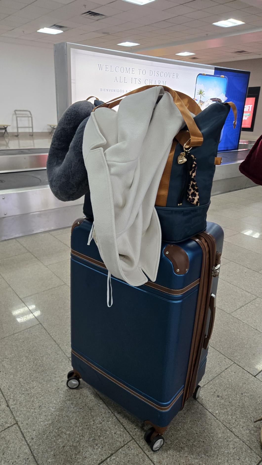 Merax Luggage Set 3 Piece,Vintage Suitcase with Cosmetic Case,White | 20&24&28 IN Lightweight Expandable Vintage Luggage Set with Double Spinner Wheels and TSA Lock customer photo 2