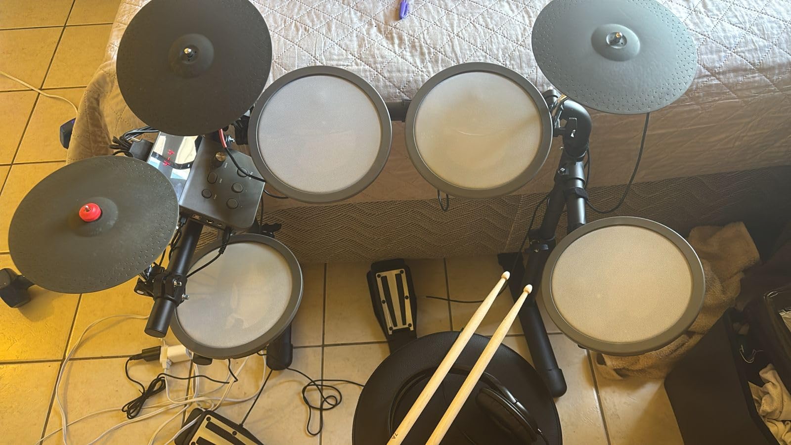HAMPBACK MK-0 Electric Drum Set with 7'' Quiet Mesh Drum Pads, 8'' Full Rubber Cymbals, 12 Kits and 68 Authentic Sounds, USB MIDI, Throne, Sticks, Headphone, 2 Switch Pedals for Beginners & Kids customer photo 1