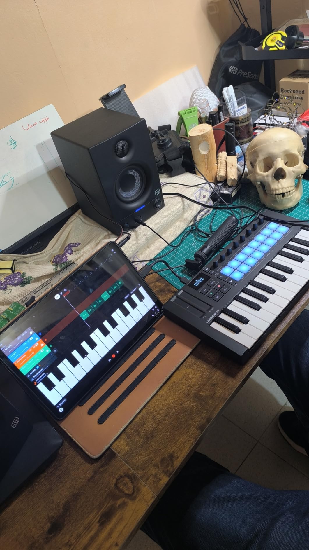 Novation Launchkey Mini 25 MK4 USB MIDI Keyboard Controller | USB, 25 Mini Synth-Action Keys, 16 Pads with Polyphonic Aftertouch, OLED Display, Scale and Chord Modes, Arpeggiator, MIDI customer photo 2