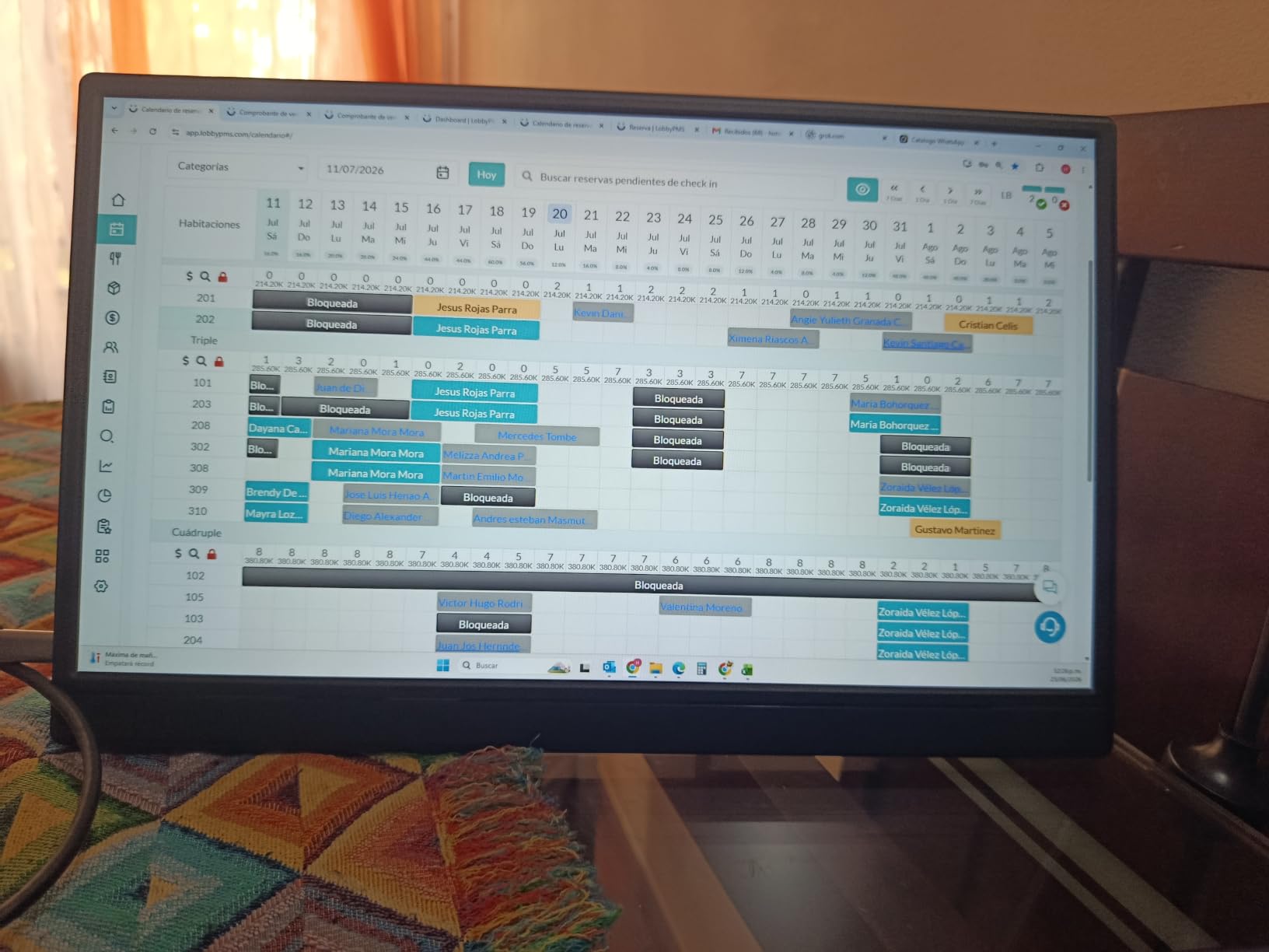 Yxk Portable Monitor 15.6 Inch 1080P 60Hz IPS HDR Ultra-Slim Travel Monitor customer photo 2