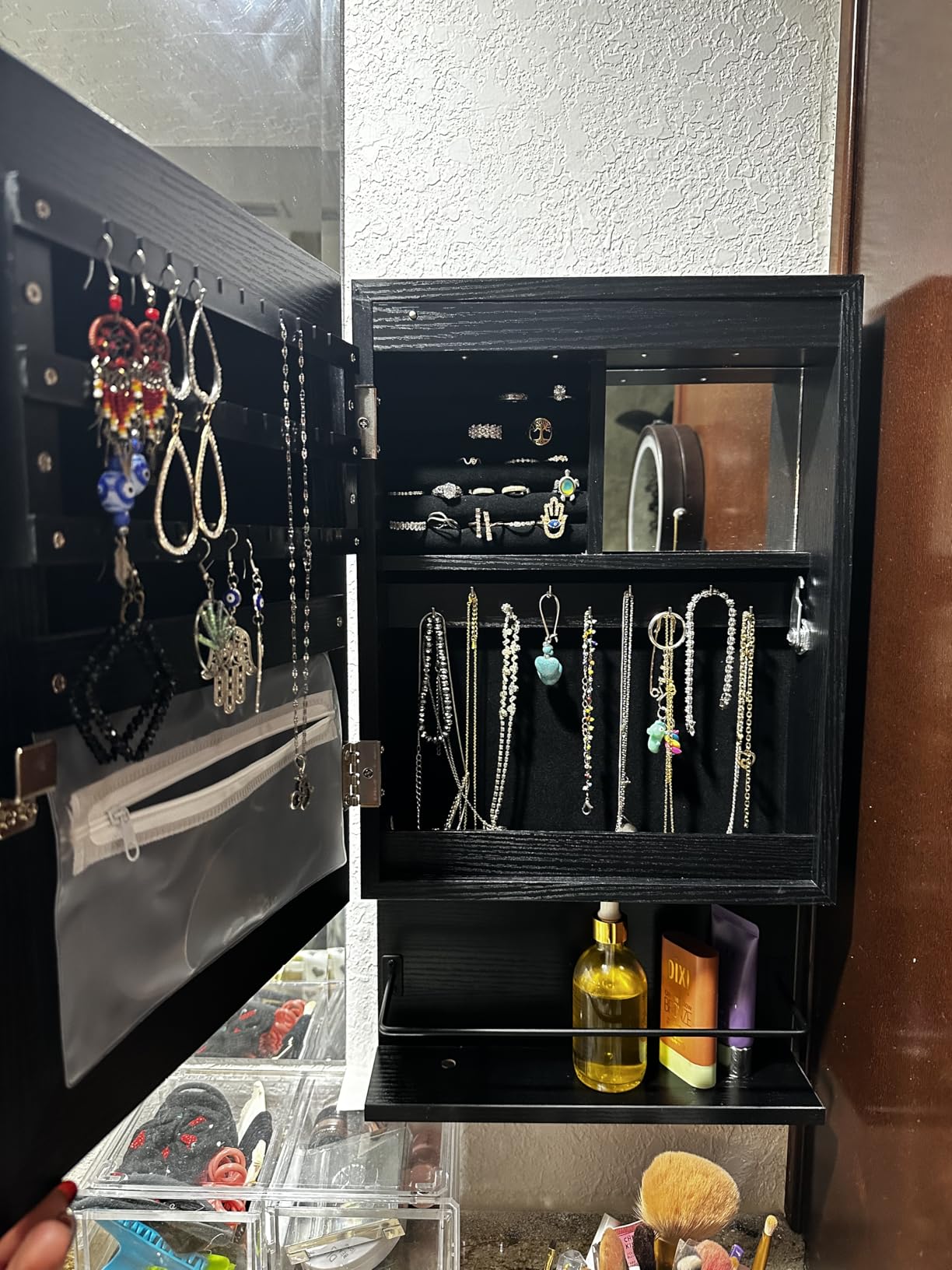 HOOBRO Wall Mounted Jewelry Cabinet, LED Jewelry Armoire with Interior Mirror, Hanging Jewelry Organizer for Wall, Lockable Jewelry Storage Cabinet, 3.9 x 11.8 x 20.9 Inches, Black customer photo 1