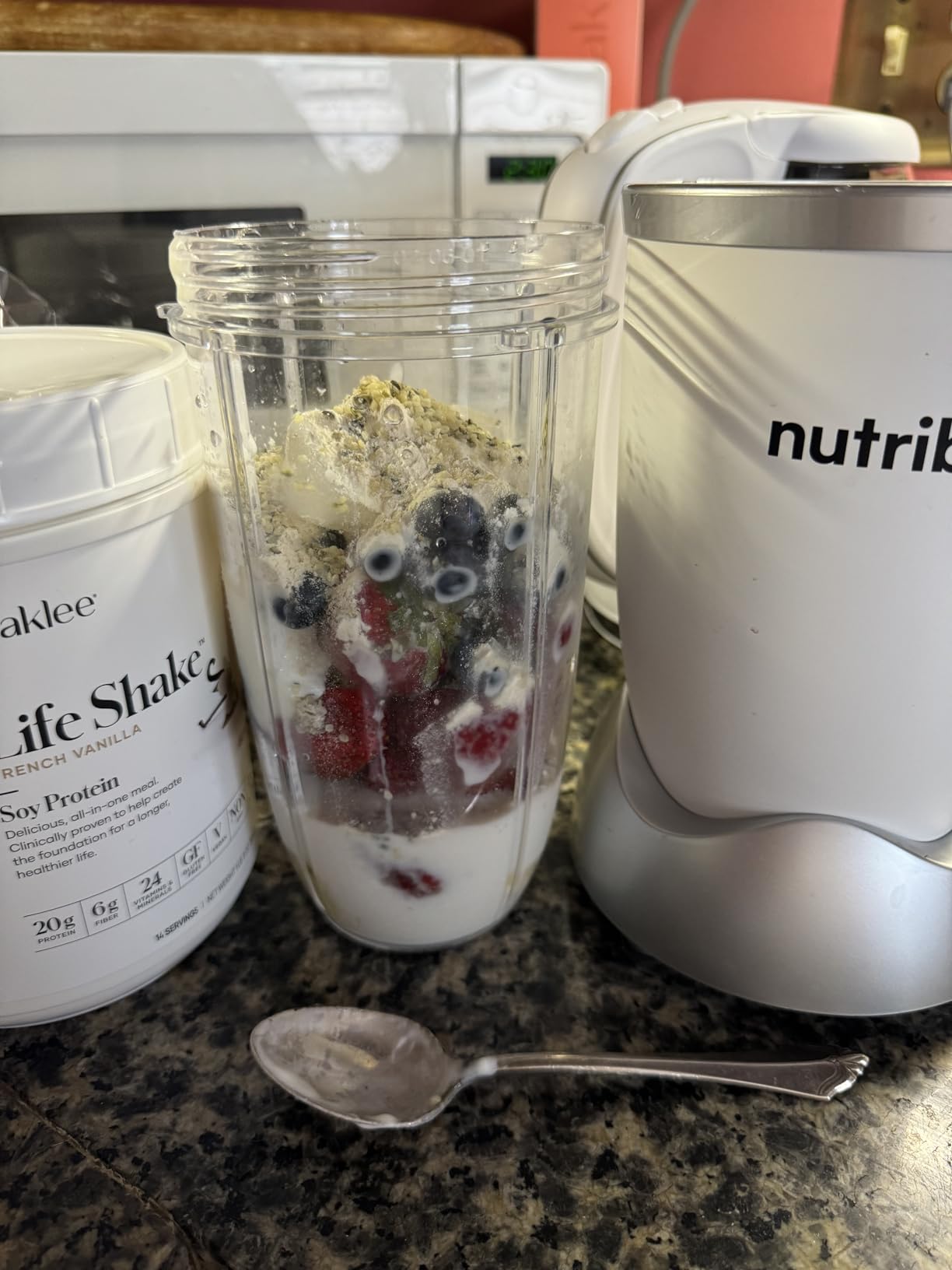 nutribullet Pro Personal Blender, Shakes, Smoothies, Food Prep, and Frozen Blending, 32 Ounce Cup, 24 Ounce Cup, Flip-top Travel Lid, 900 Watt, Matte Black, NB9-0901AK customer photo 2