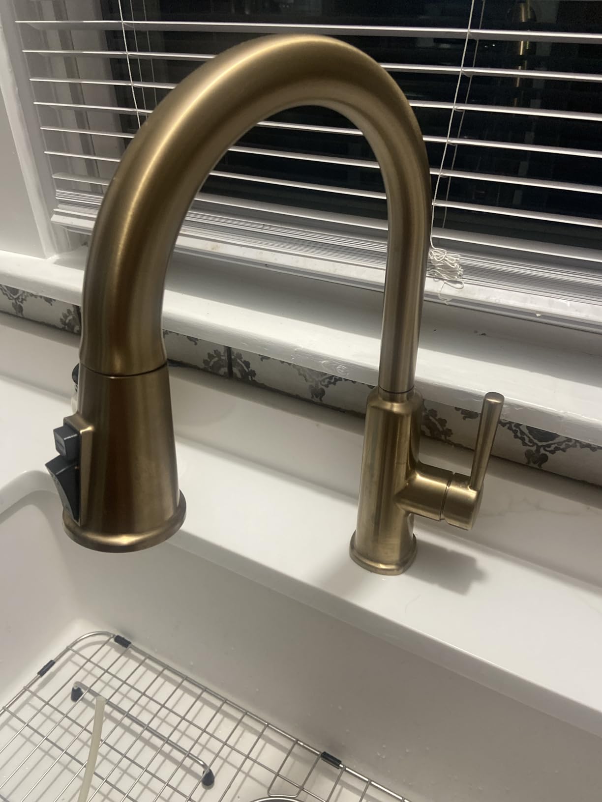 Delta Finnridge Brushed Gold Kitchen Faucet with Pull Down Sprayer, High Pressure ProClean Spray Modern Single Hole Kitchen Sink Faucet, Champagne Bronze 19730LF-CZ customer photo 1