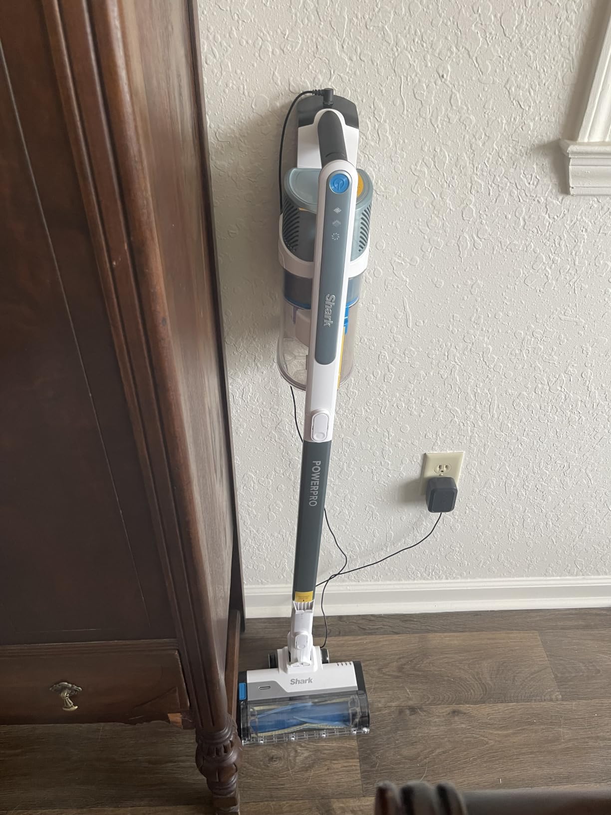 Shark Pet Cordless Stick Vacuum | XL Dust Cup, LED Headlights, Removable Handheld Vac, Crevice Tool | Portable Vacuum for Pet Hair | Carpet & Hard Floors | 40-Min Runtime | Ice Blue | IX141AMZ customer photo 2