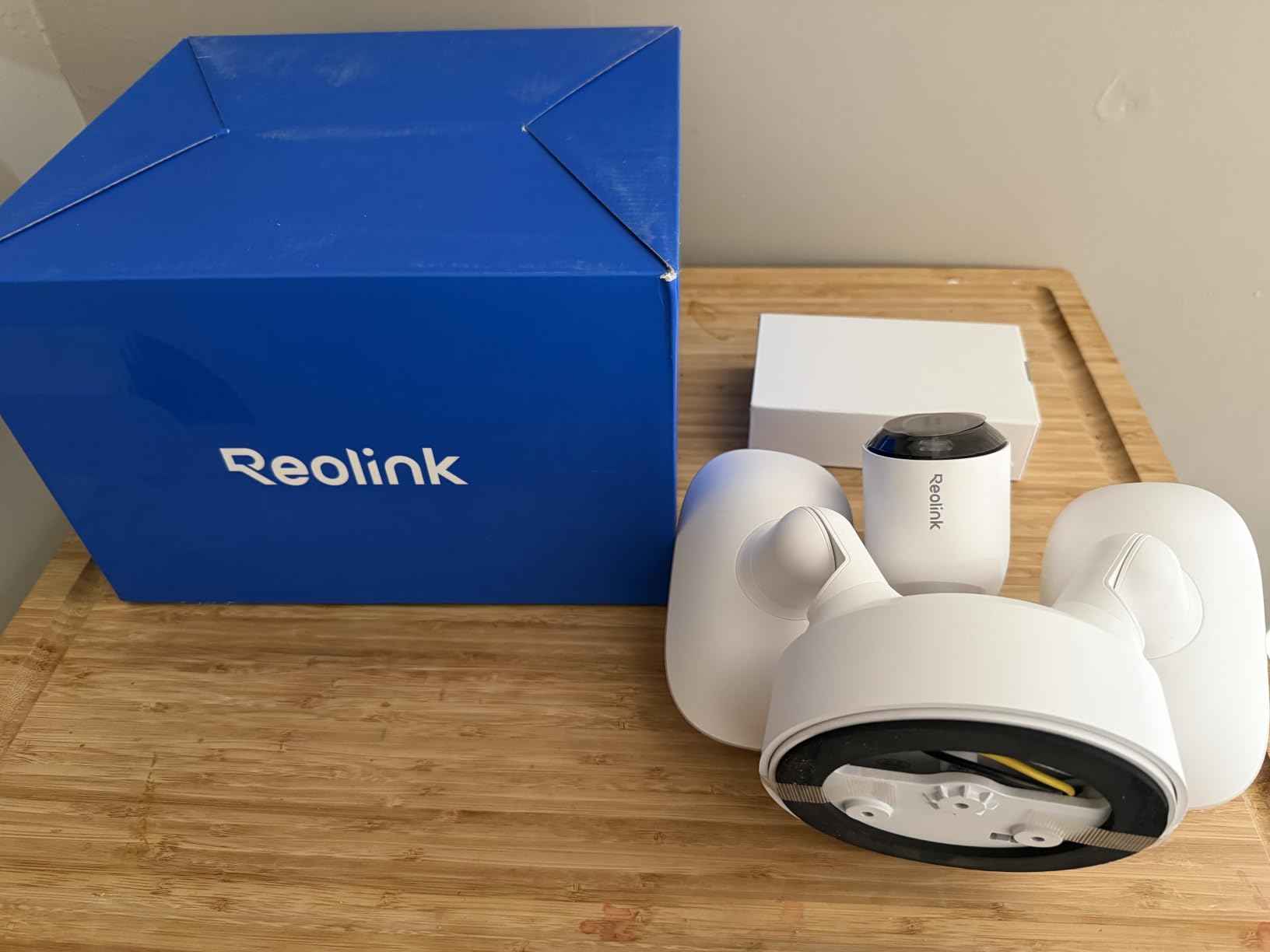 REOLINK Elite Floodlight WiFi 4K 8MP 180° Panoramic Wired Floodlight Camera, Adjustable 3000 Lumens, Local AI Video Search, Dual-Band Wi-Fi 6, 24/7 Recording, No Subscription, 100~240V AC Hardwired customer photo 1