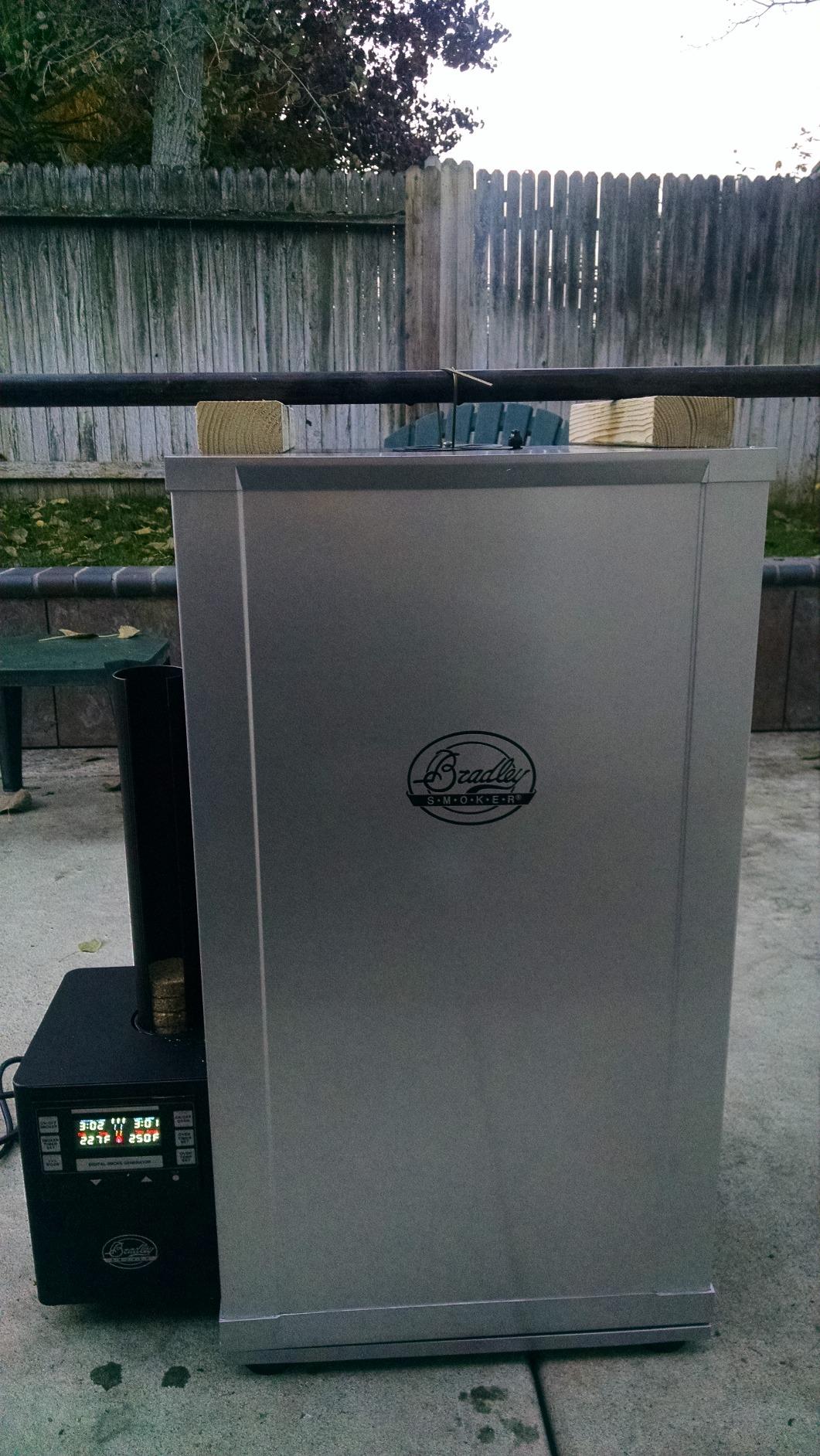Bradley Smoker BTDS76P 4-Rack Outdoor Natural Draft Digital Vertical Smoker customer photo 2