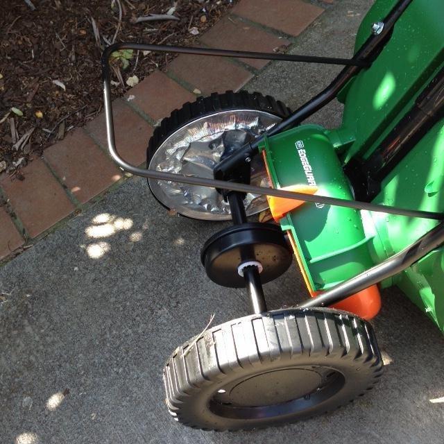 Scotts Turf Builder EdgeGuard Mini Broadcast Spreader customer photo 2