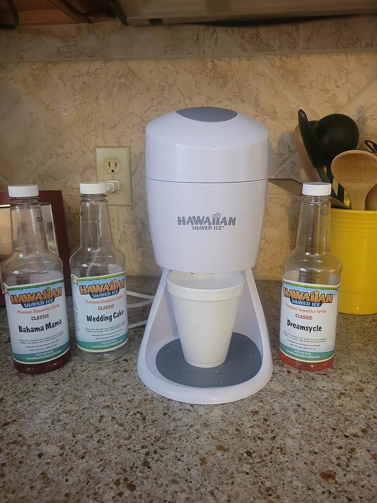 Hawaiian Shaved Ice S900A Snow Cone and Shaved Ice Machine with 2 Reusable Plastic Ice Mold Cups, Non-slip Mat, Instruction Manual, 1-year Manufacturer’s Warranty, 120V, White customer photo 2