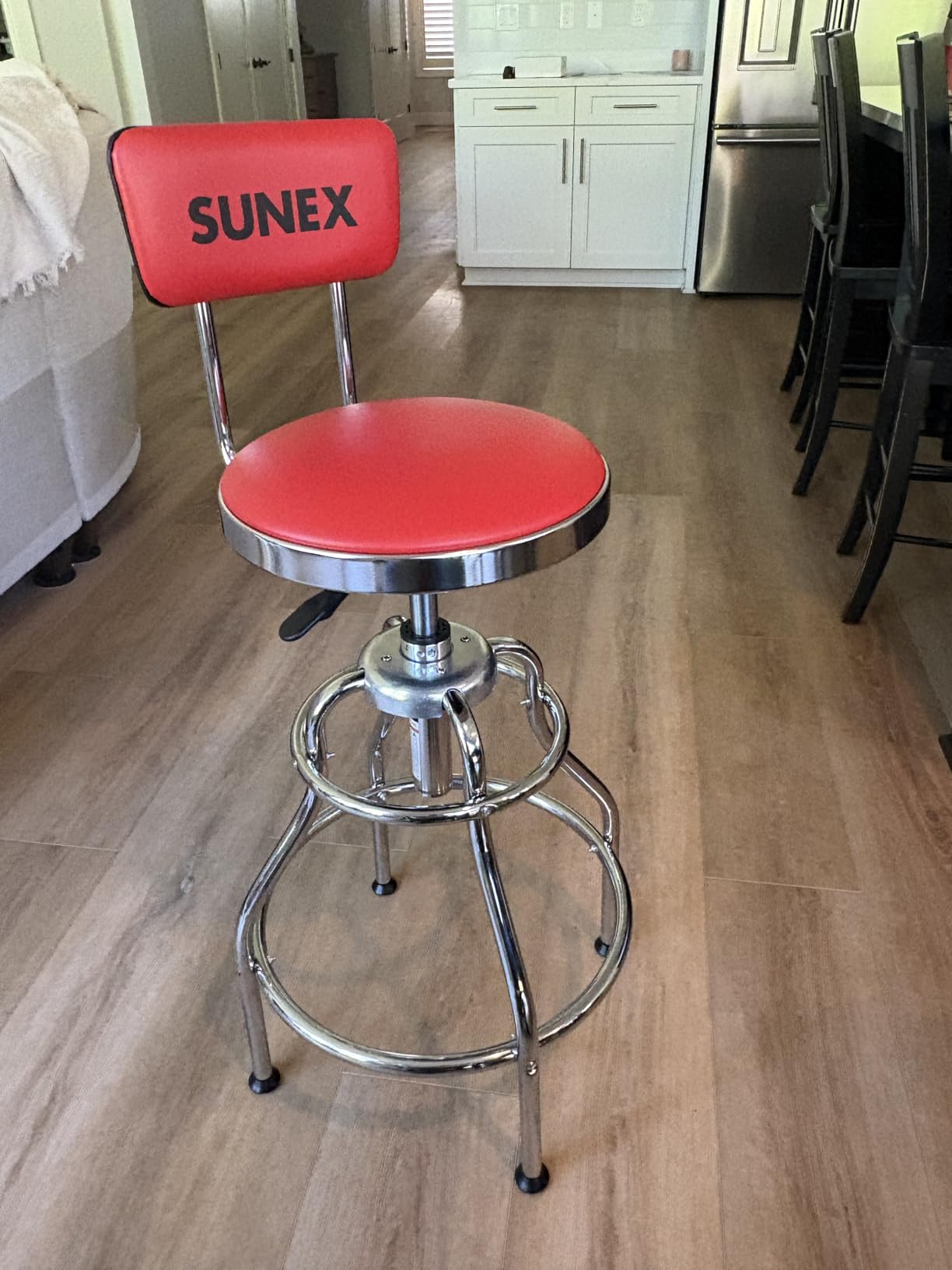 SUNEX TOOLS 8516 Hydraulic Shop Stool, High-Polished Chrome Finish, Hydraulic Seat Adjustment, Vinyl Padded Adjustable Seat and Backrest, Slip Resistant Feet, 250-Pound Capacity, Silver customer photo 1