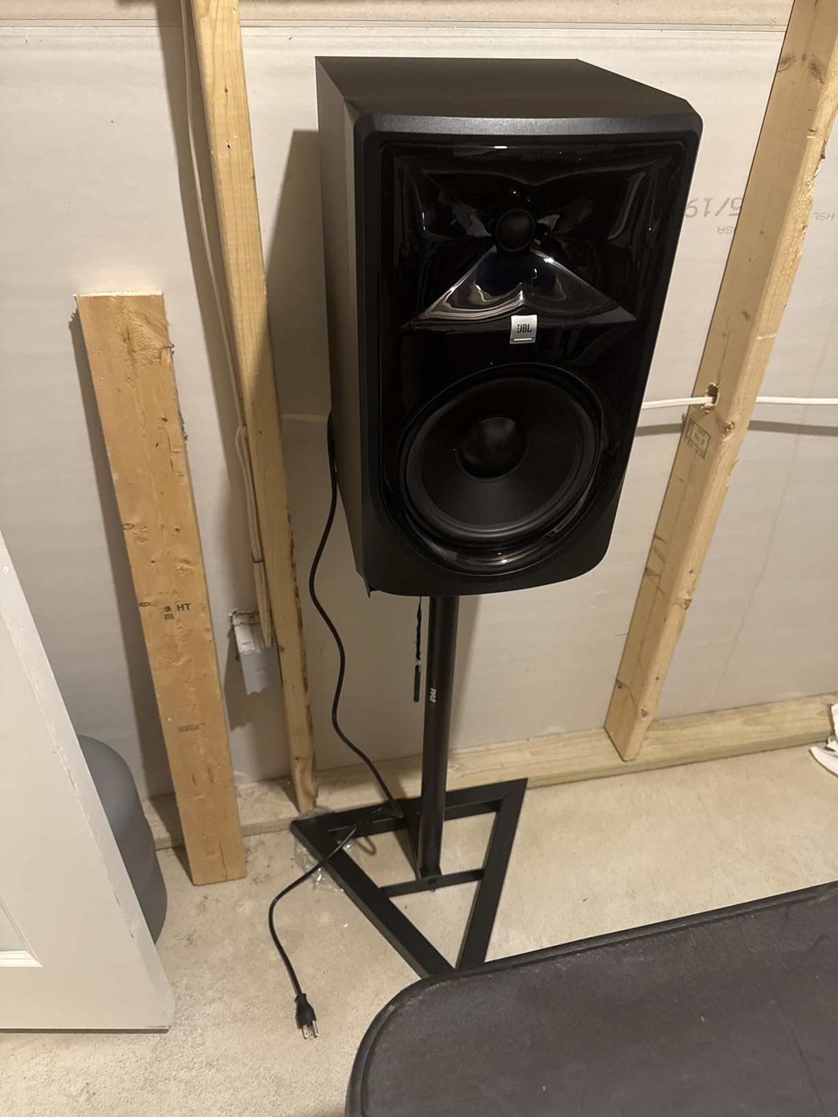 Pyle Speaker Stand Pair of Sound Play 1 and 3 Holder - Telescoping Height Adjustable from 26” - 52” Inch High Heavy Duty Three-point Triangle Base w/ Floor Spikes and 9” Square Platform, Black customer photo 1
