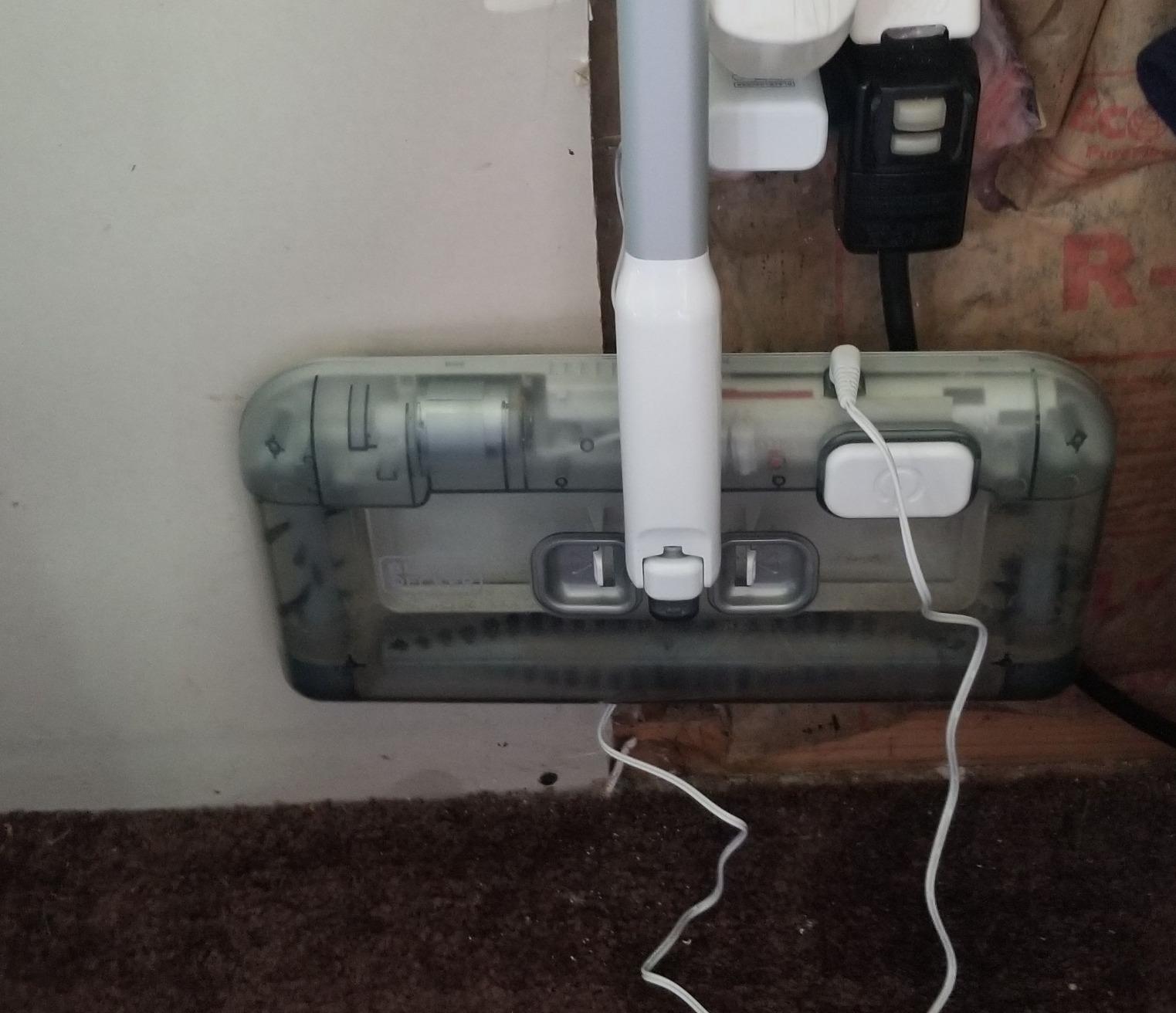 BLACK+DECKER Carpet Sweeper 50 Minute Lithium Floor Sweeper, Multi-Surface Use, Easy One Hand Cleaning, Self Standing, Charger Included (HFS115J10) customer photo 1