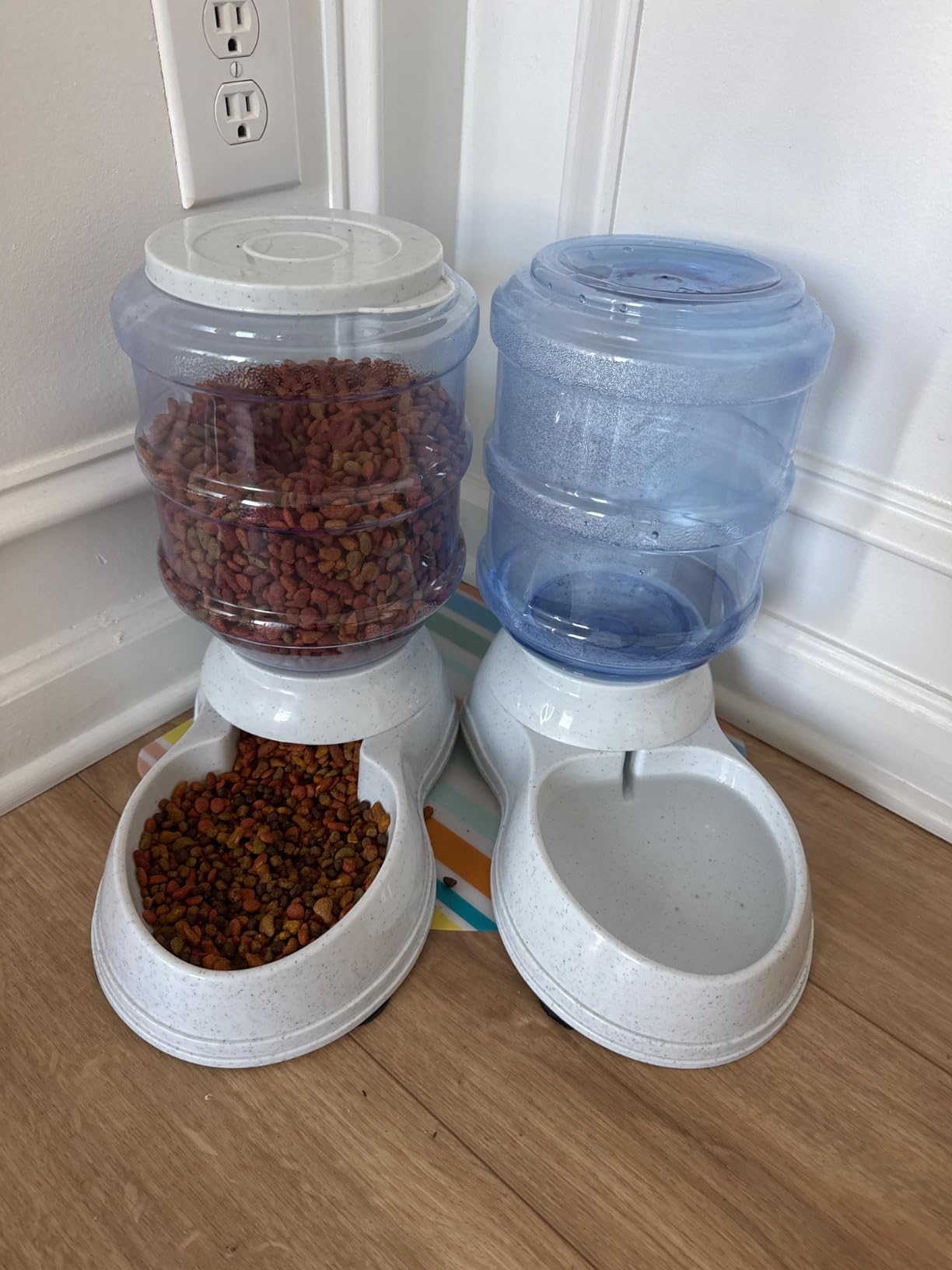 Amazon Basics Automatic Pet Water Dispenser and Gravity Food Feeder Set for Cat and Dog, Easy to Clean, 152fl.oz food feeder, 135.3fl.oz water dispenser, Small, Pack of 2 customer photo 2