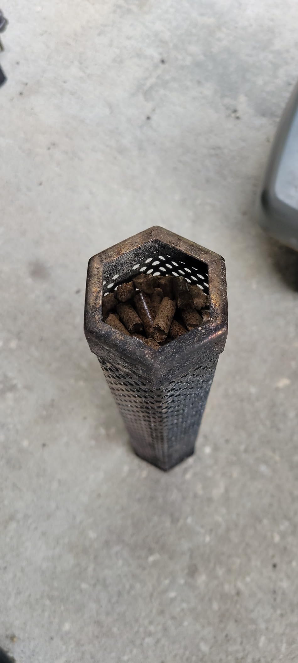 LIZZQ Premium Pellet Smoker Tube 12 inches - 5 Hours of Billowing Smoke customer photo 1