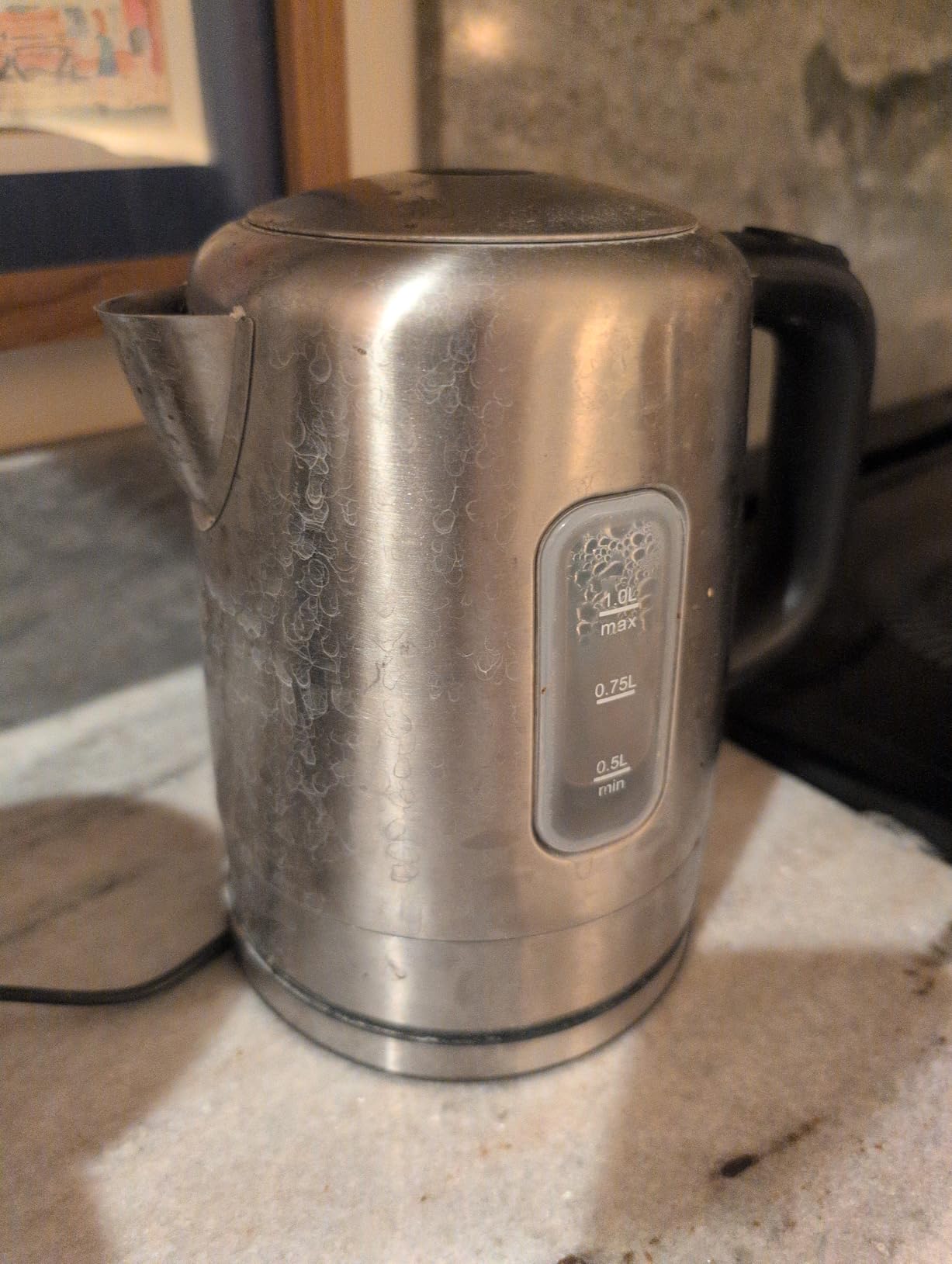 Amazon Basics Electric Stainless Steel Kettle for Tea and Coffee, BPA-Free, Fast Boiling, Auto Shut-Off, 1 Liter, 1500W, Black and Silver customer photo 1