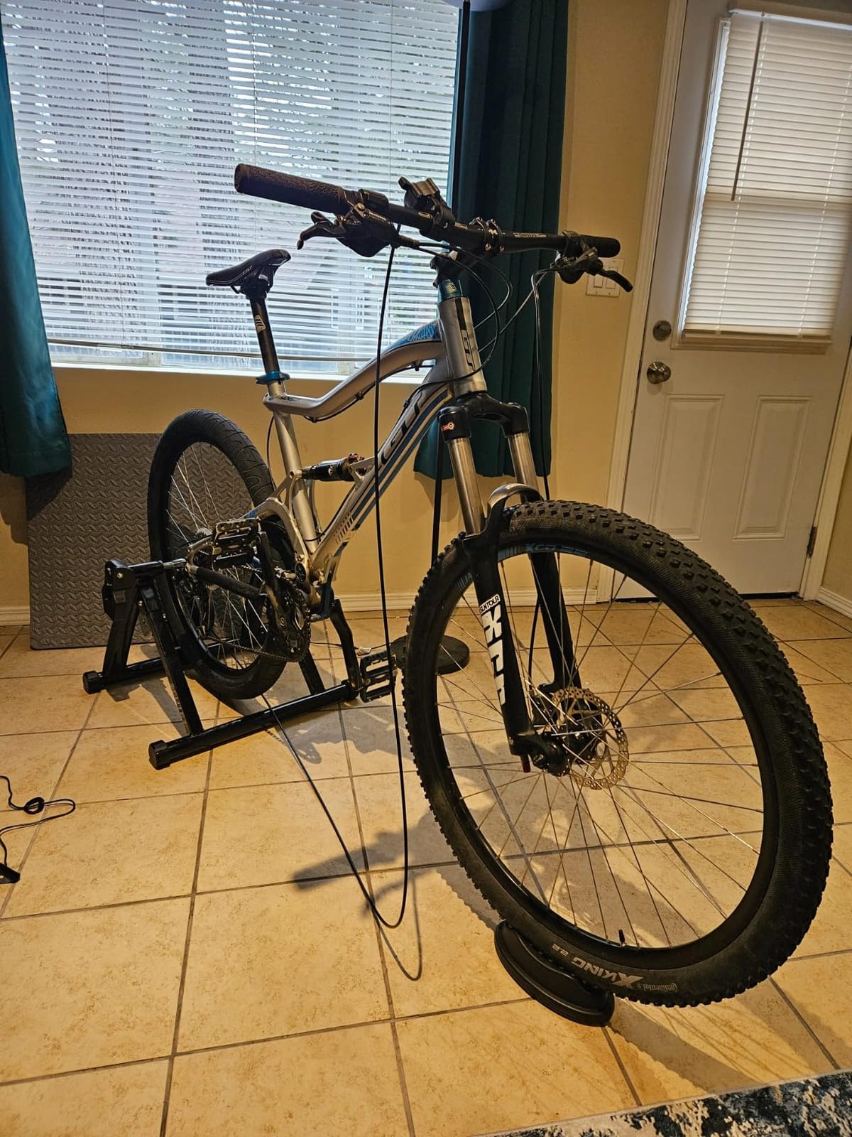 Bike Trainer, Magnetic Bicycle Stationary Stand for Indoor Exercise Riding customer photo 2