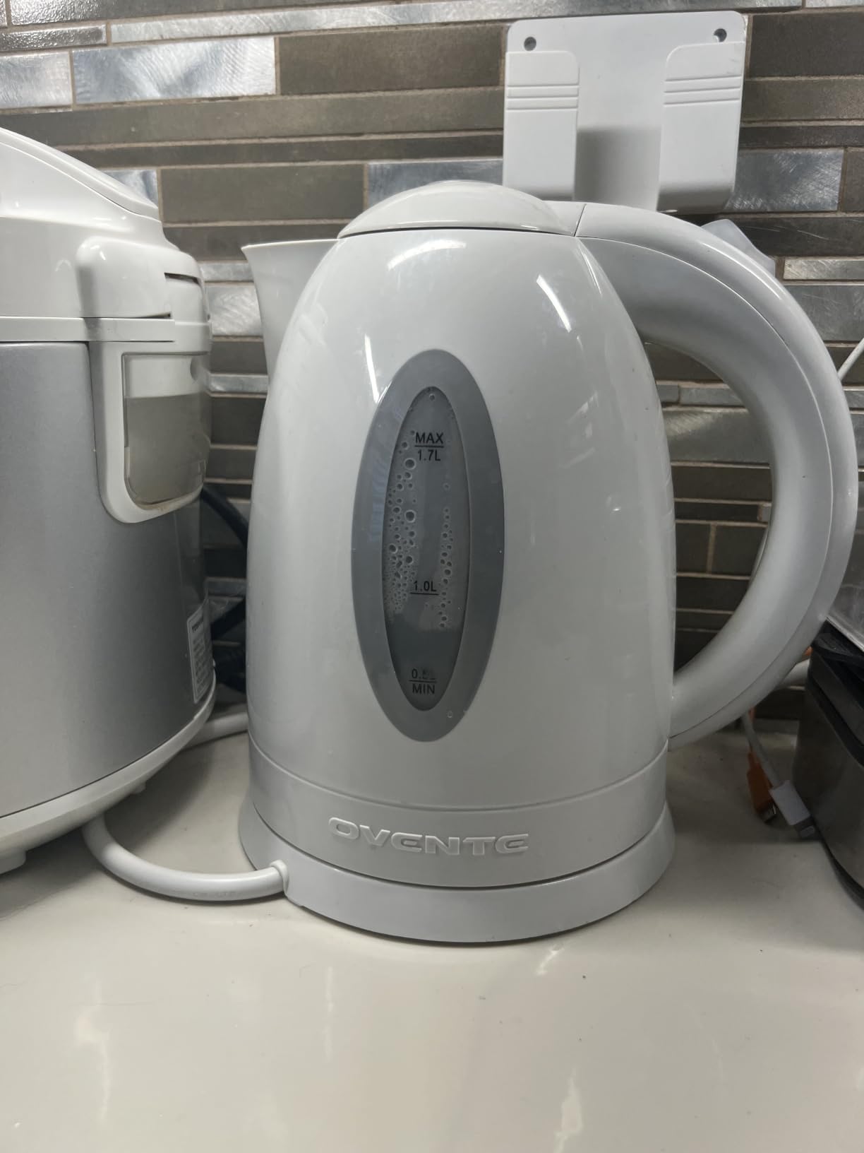 OVENTE 1.7L Electric Tea Kettle, 1100W BPA-Free Water Boiler, Black KP72B | Fast Boiling, Auto Shut-Off, Boil-Dry Protection, 360° Swivel Base, Cordless Serving, Clear-View Window and Removable Filter customer photo 2