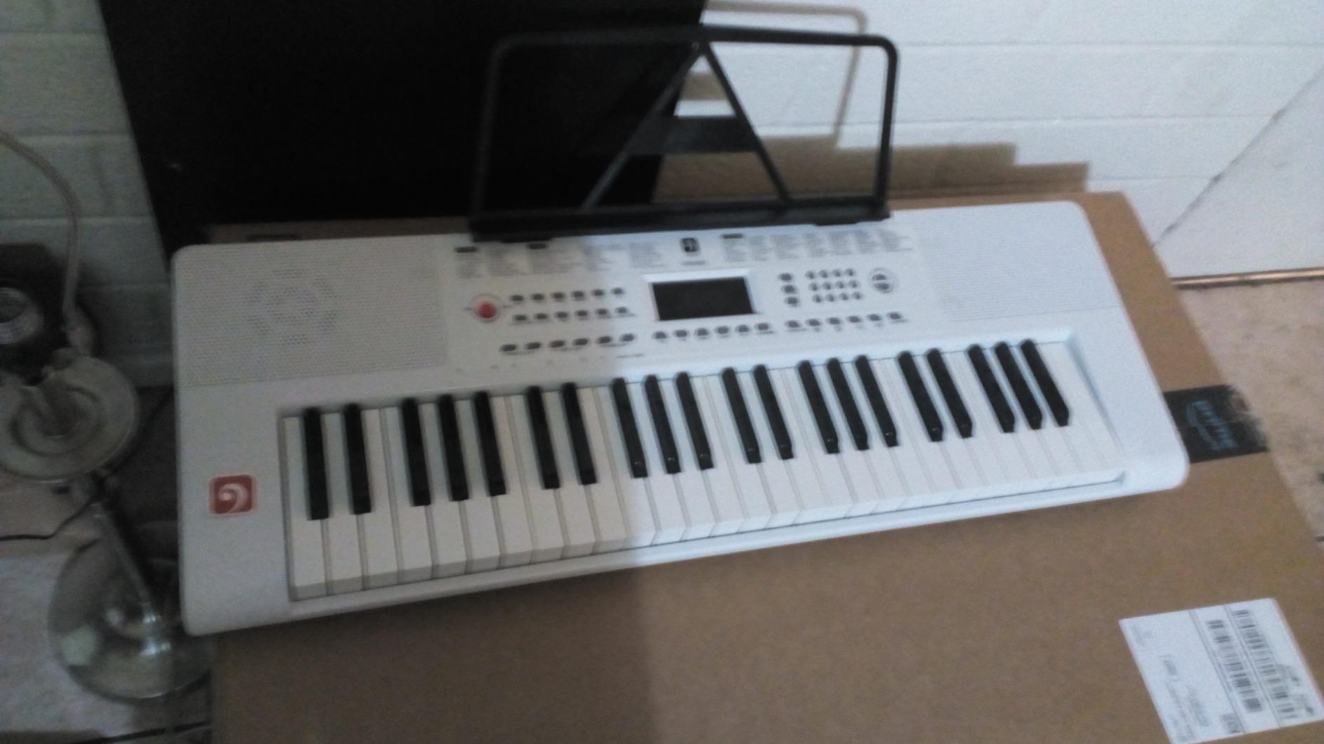 Vangoa VGK611 Electric Keyboard for Beginner, 61 Keys Portable Music Keyboard With Mini Lighted Keys, Electronic Piano for Kids, Boy, Girl, White customer photo 1