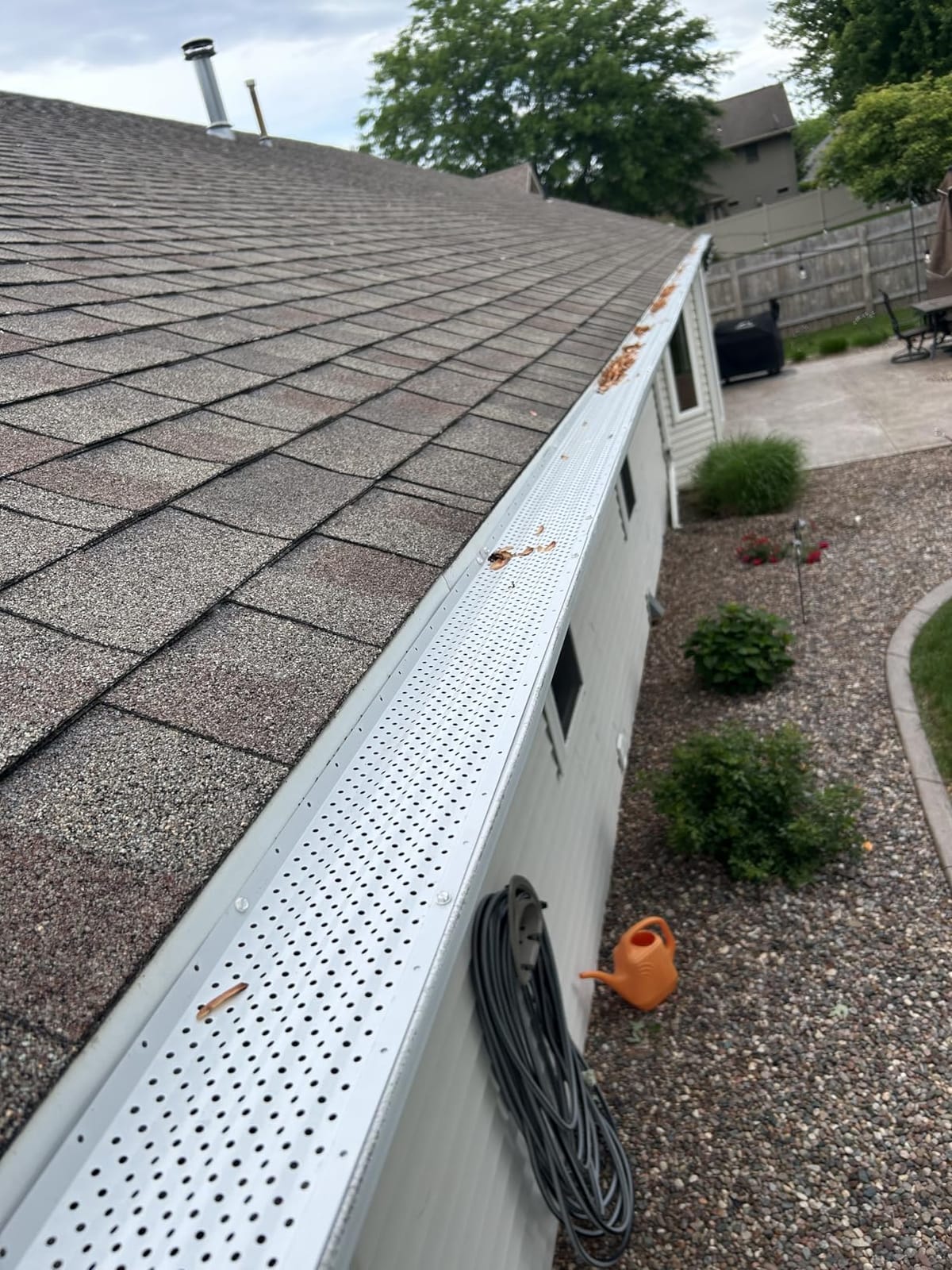 LeafTEK Heavy-Duty Aluminum Gutter Guard System, Fits 5 in, 32 ft, Black customer photo 1