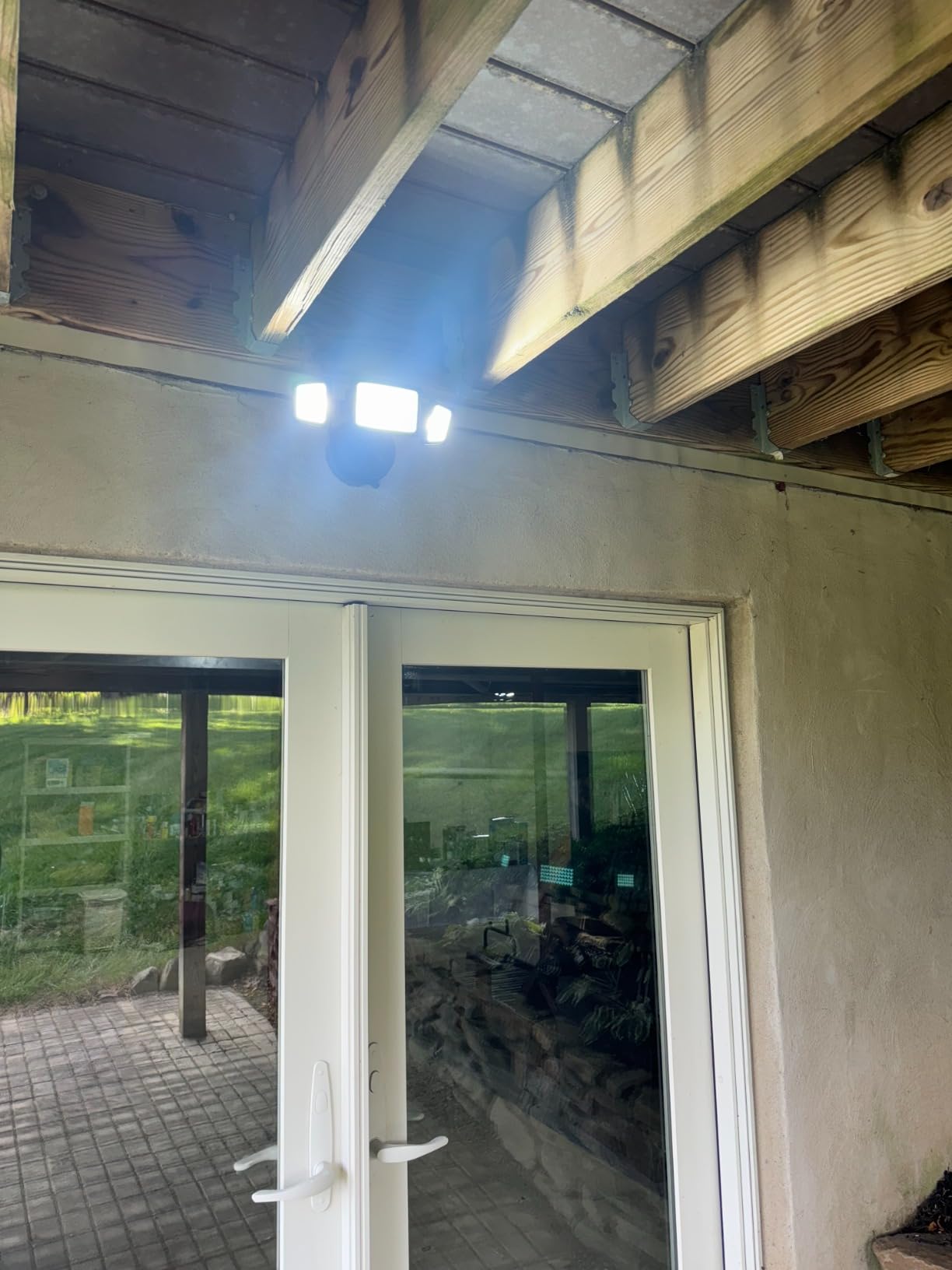 Onforu 75W Flood Lights Outdoor, 7000LM Brightness Security Lights Switch Controlled, 3 Adjustable Heads, IP65 Waterproof, 6500K Wall Mount Exterior LED Flood Light customer photo 1