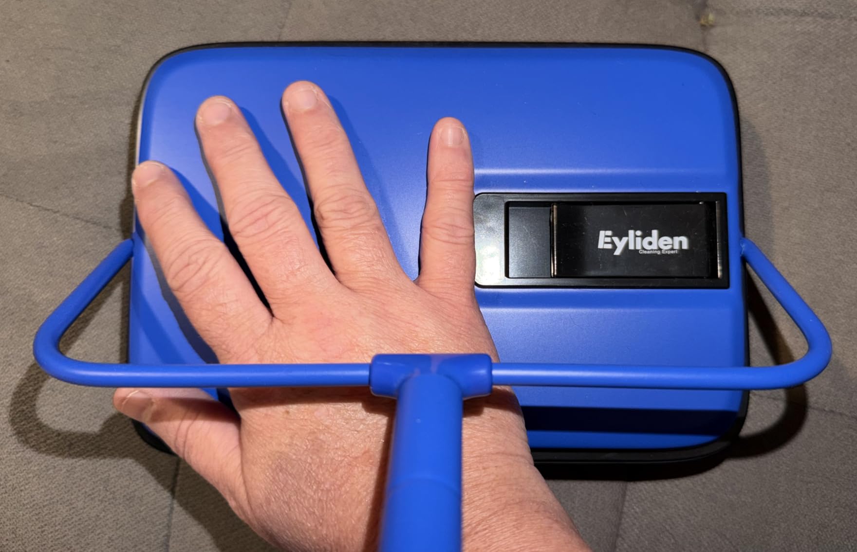 Eyliden Carpet Sweeper, Mini Size, Manual Sweeping, Red customer photo 1