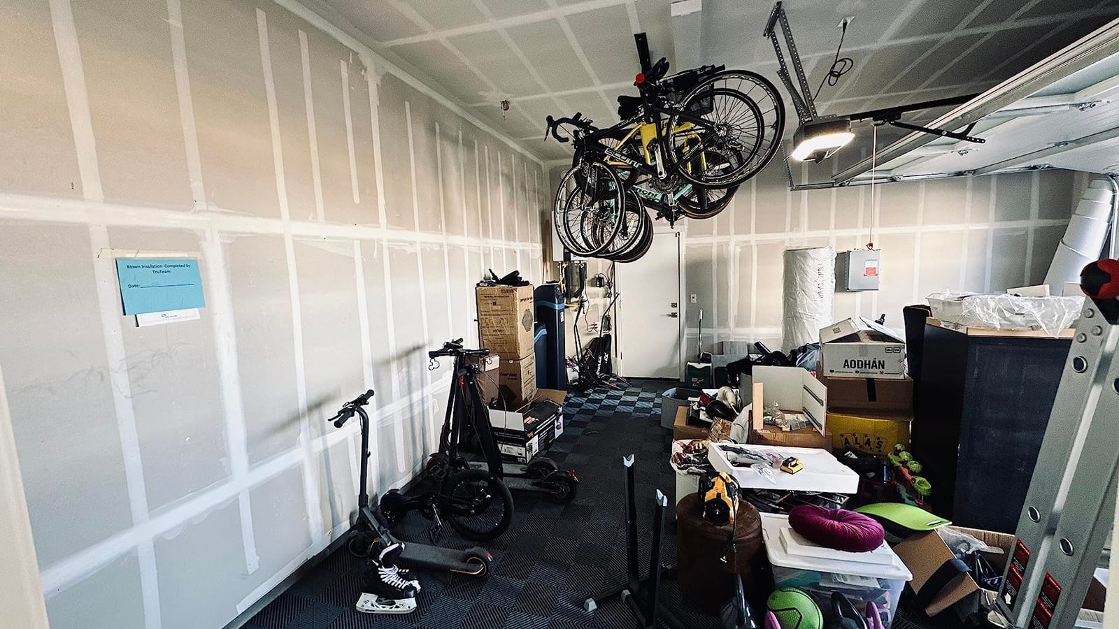 68221 Motorized 8 Bike Lift, Black customer photo 2