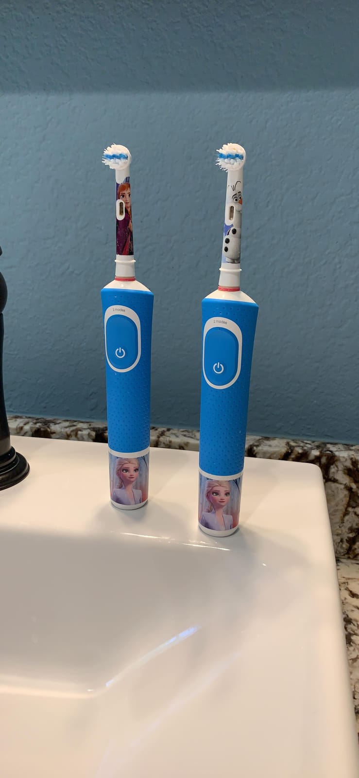 Oral-B Kids Electric Toothbrush Featuring Disney's Frozen for Kids 3+ customer photo 1