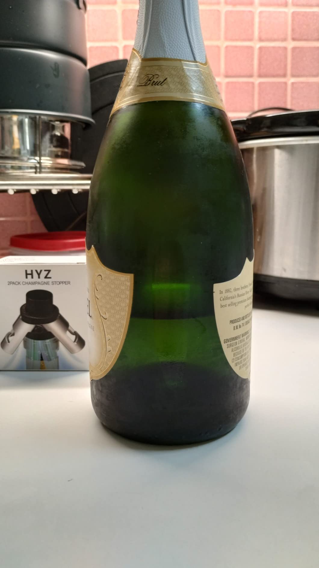 HYZ 2-Pack Champagne Stoppers with Built-in Vacuum Pump, Black customer photo 2