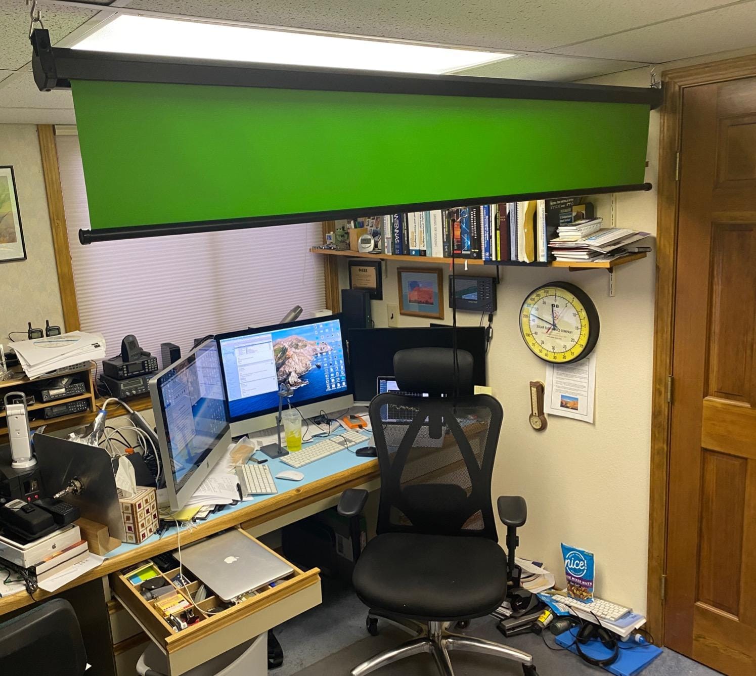 EMART Retractable Green Screen 75 x 79 Inch Collapsible Pull Down Chromakey customer photo 1
