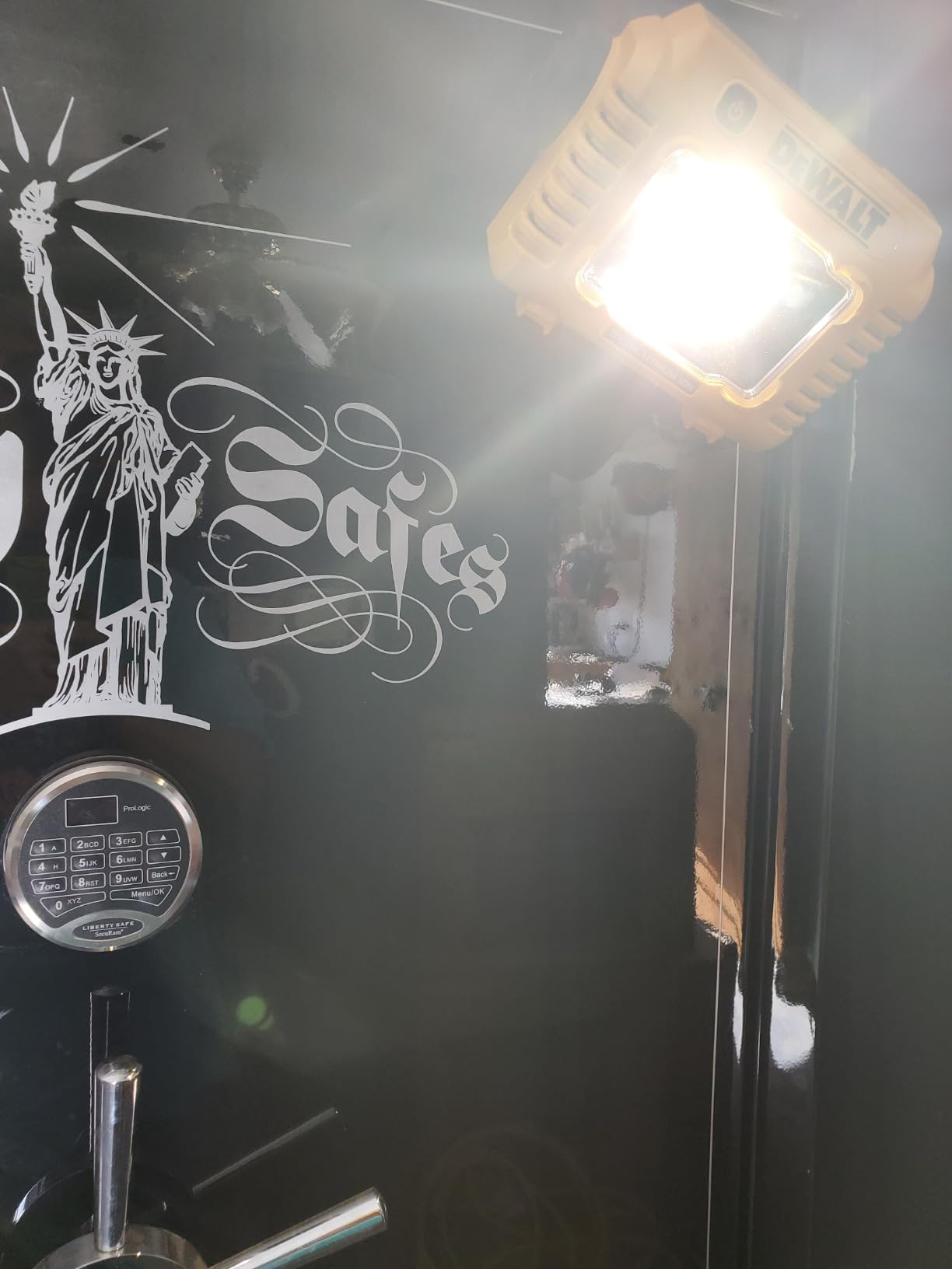 DEWALT 12V/20V MAX LED Work Light, Compact with 360 Degree Rotating Handle, 2000 Lumens of Brightness, Cordless, Bare Tool Only (DCL077B) customer photo 1