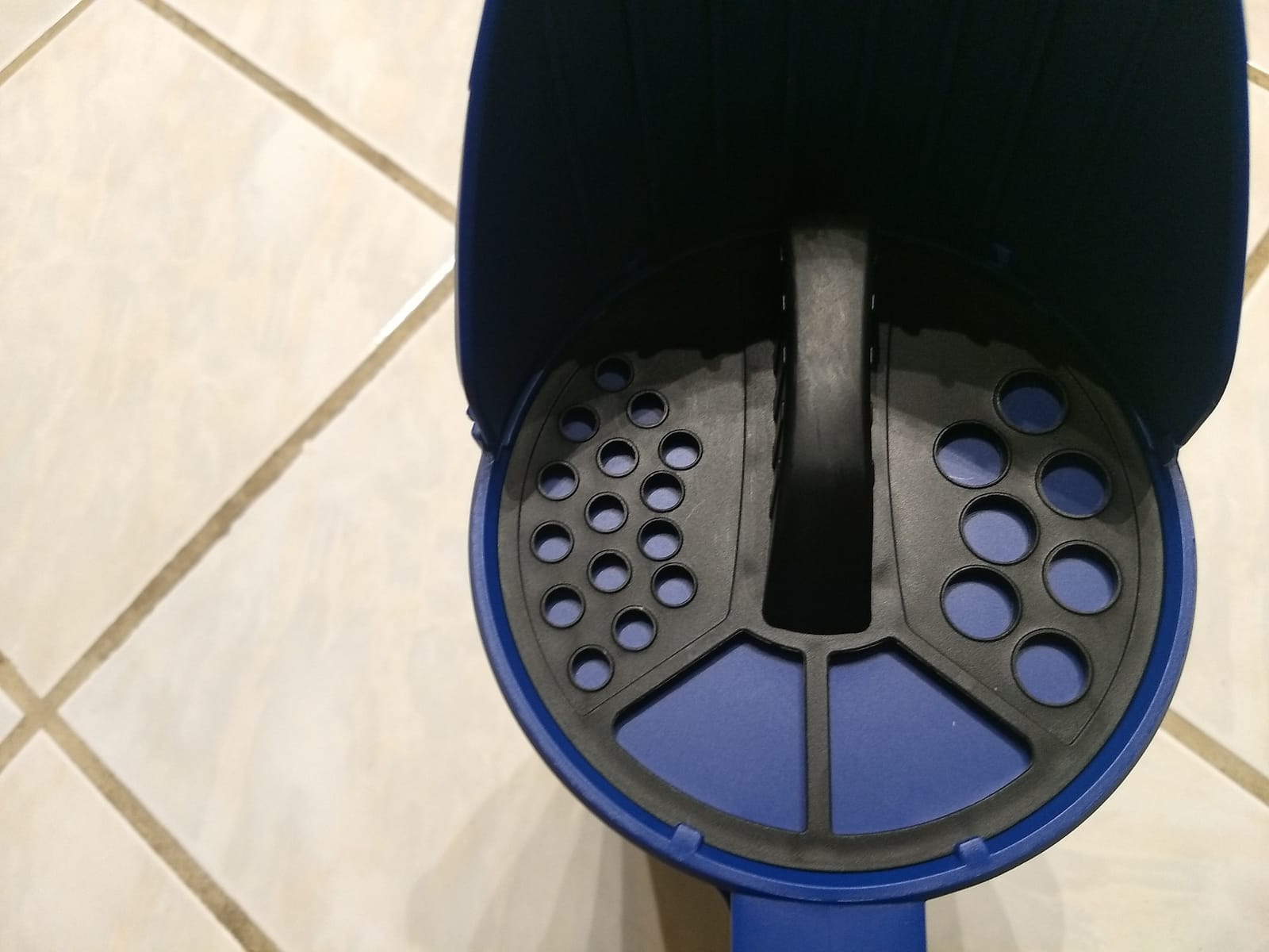 Snow Joe Salt Spreader Handheld - Ice Melt Spreader with 5 lb Capacity, Adjustable Dial Flow Control for Grass Seed, Fertilizer & More, SJSPD1 customer photo 2