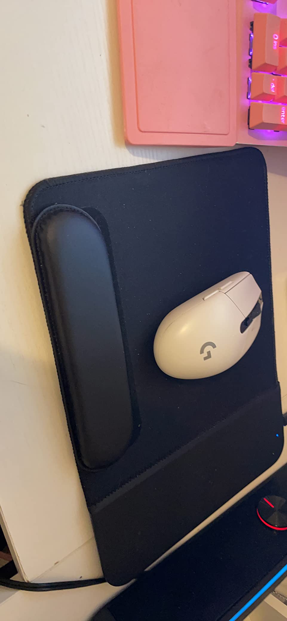 15W Wireless Charging Mouse Pad with Wrist Support, Fast Qi Wireless Charger Mouse Mat for iPhone 17/16/15/14/13/12/12 Pro/11/11Pro/XR/Xs/X, Samsung Galaxy S10/S9/S8 Plus Note 9/8 Multiple Devices customer photo 1