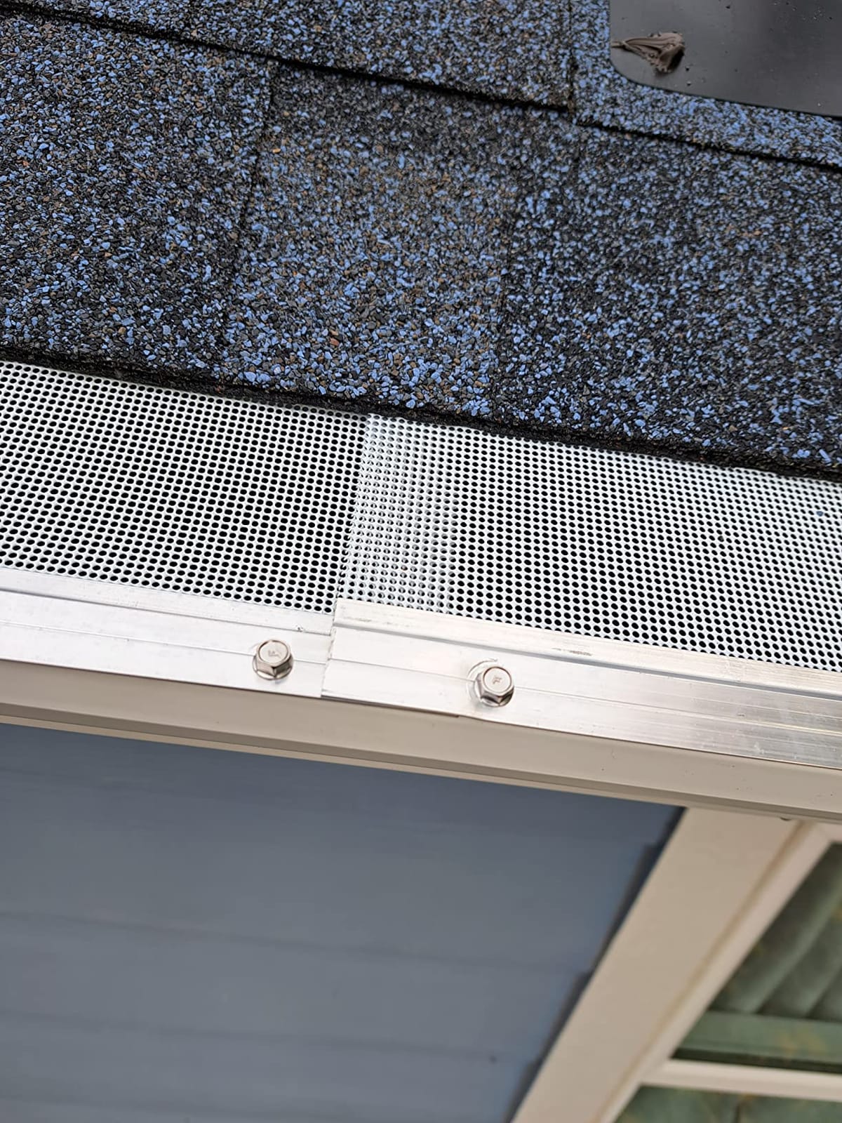 Flehomo Gutter Guard, 5 Inch Stainless Steel Micro Mesh Gutter Covers, Pine Needle & Leaf Filter Protection Fits for Any Roof, 15 Pack 48Ft Kit, White customer photo 1