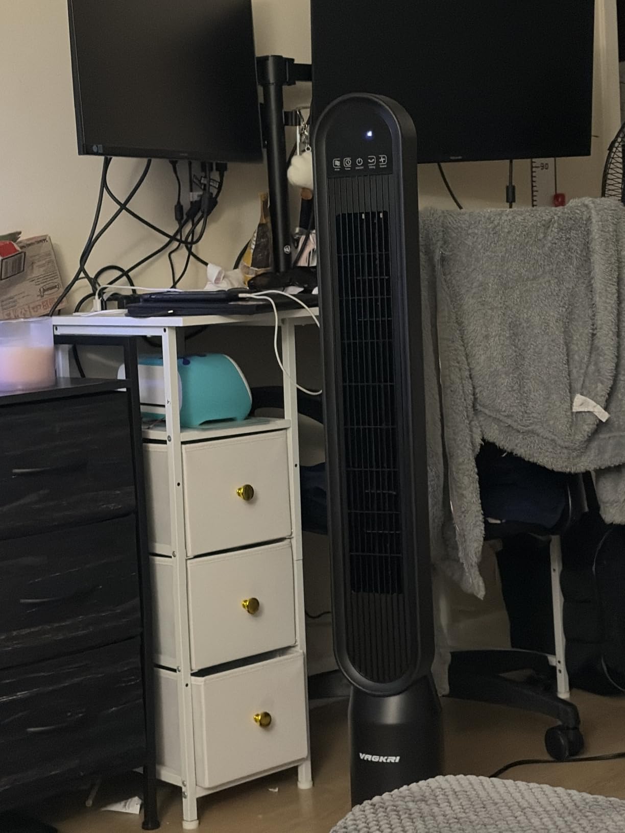 VAGKRI Tower Fan for Bedroom, 42 Inch Quiet Floor Fan with 135° Vertical 90°Oscillation Fans for Indoors, 4 Modes, 4 Speeds, 15H Timers Standing Bladeless Fans with Remote Black customer photo 1