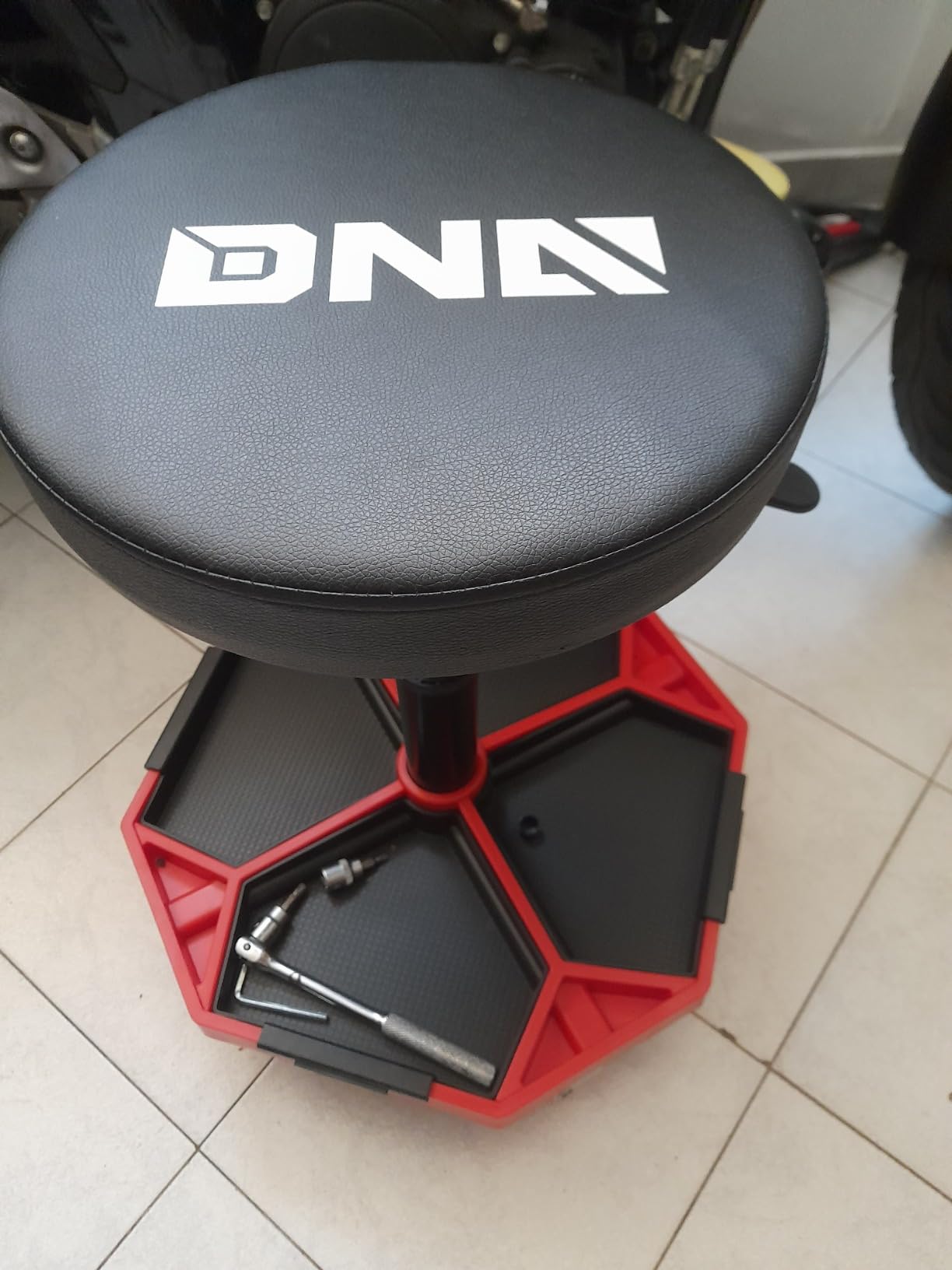 DNA Motoring TOOLS-00253 Adjustable Height Pneumatic Garage Seat Rolling Mechanic Stool with Tool Tray Storage,300lbs Max Weight Capacity customer photo 2