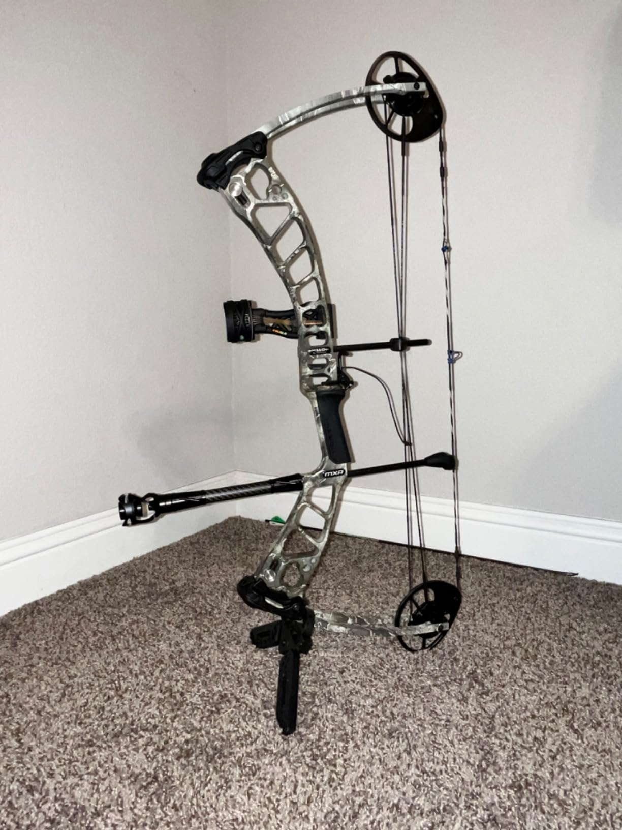Bow Stabilizer, Archery Bow Stabilizer for Compound Bow Carbon Balance Bar Absorber with Weights to Reduce Vibrations Sound Absorption for Bow Hunting Shooting. customer photo 2