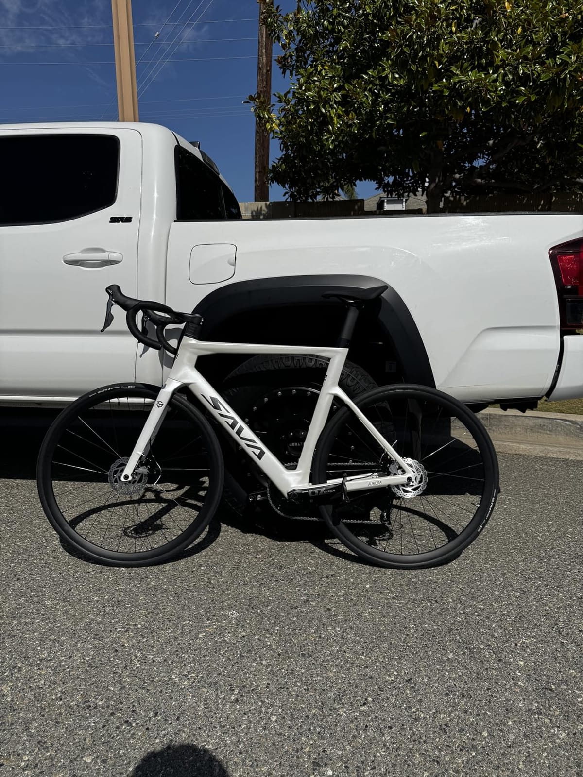SAVADECK Carbon Disc Road Bike, Integrated Design Racing Bicycle Carbon Frame Carbon Fork with Shimano SORA R3000 Derailleur System 18 Speed Disc Brake Road Bike for Men or Women. customer photo 1