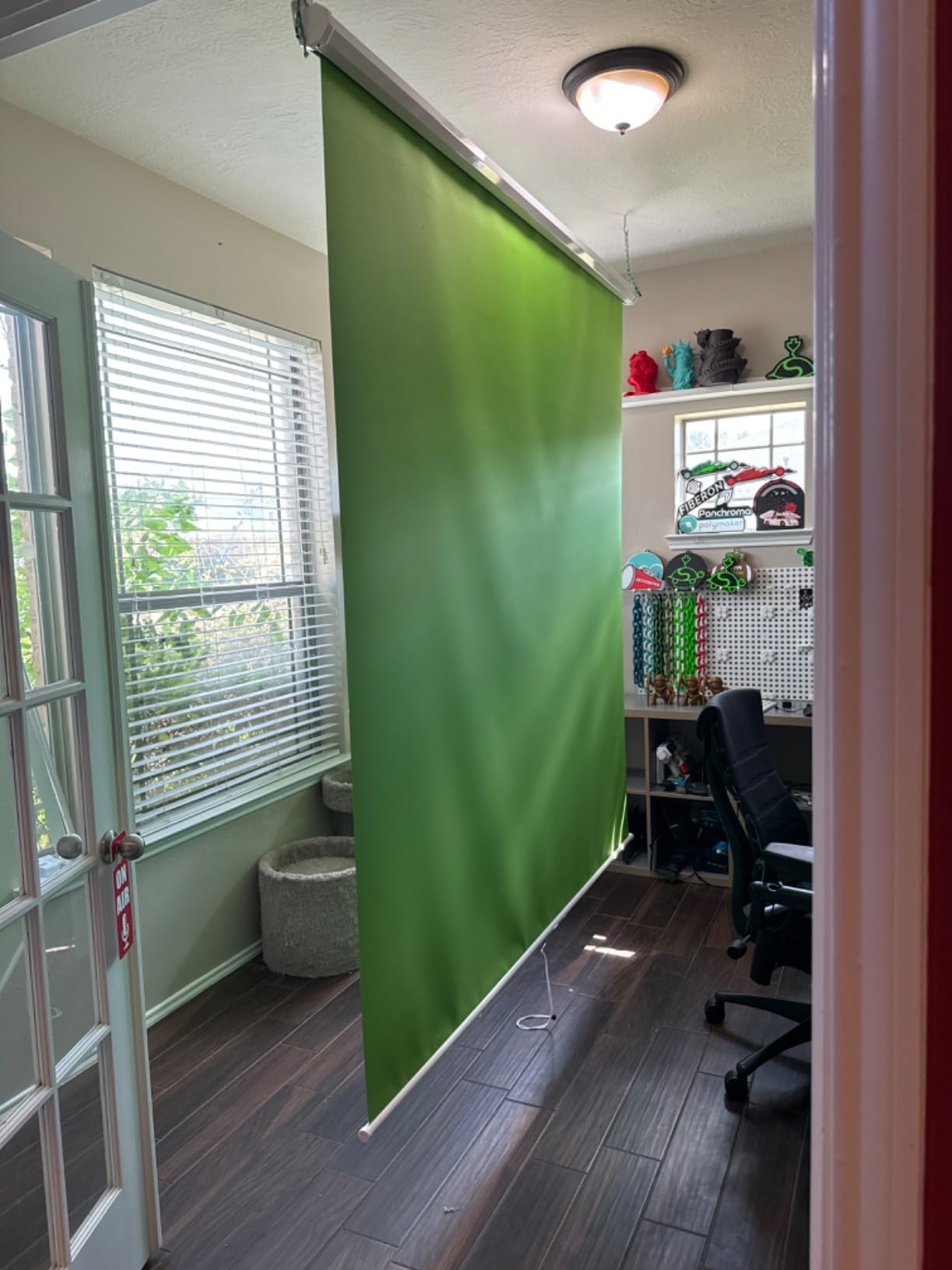 【Wider Style】 KHOMO GEAR Green Screen 84 x 84 inch – Extra Large Pull Down Backdrop – Portable Collapsible Roll Down Projector Screen – Green Screen for Video, Streaming, and Photography customer photo 1