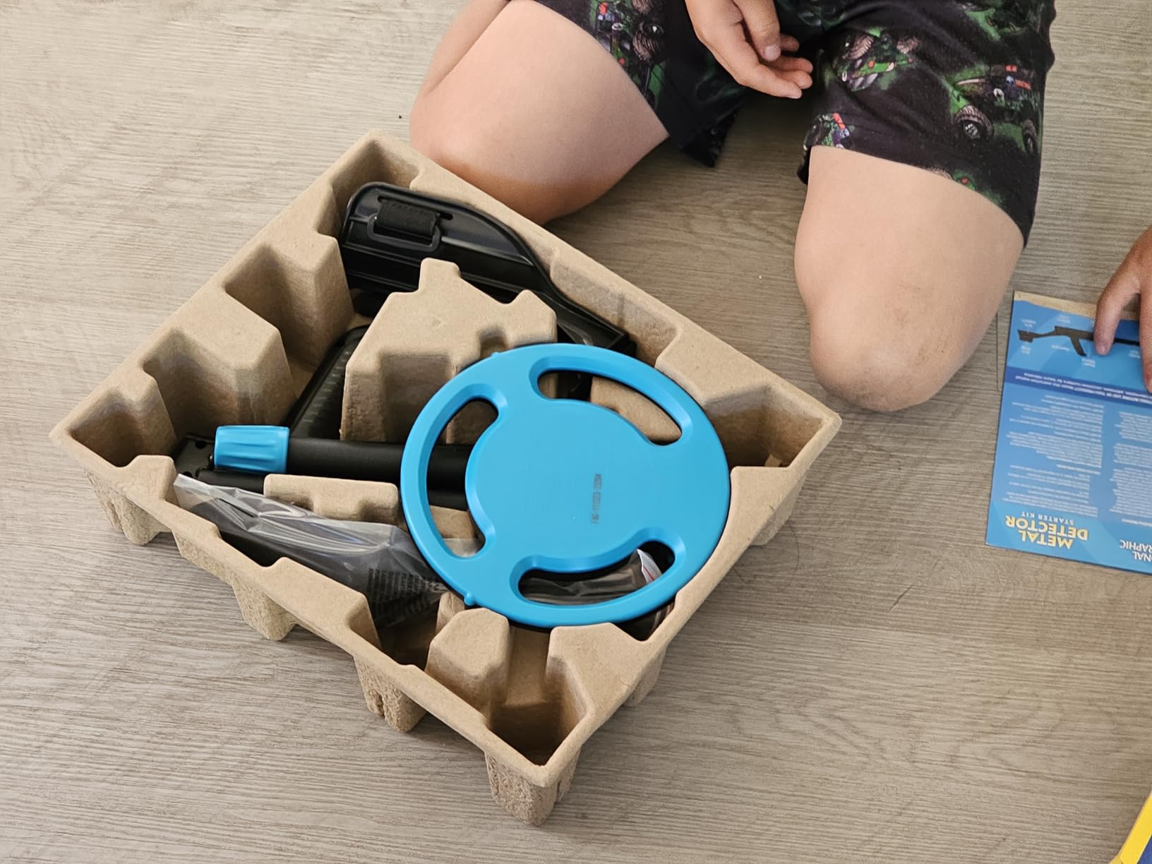National Geographic Starter Metal Detector Kit for Kids Ages 8-12 | 7.4-Inch Waterproof Coil, Adjustable Design, Trowel Included, Lightweight Detector, Beach Treasure Hunting, Birthday Gift customer photo 2