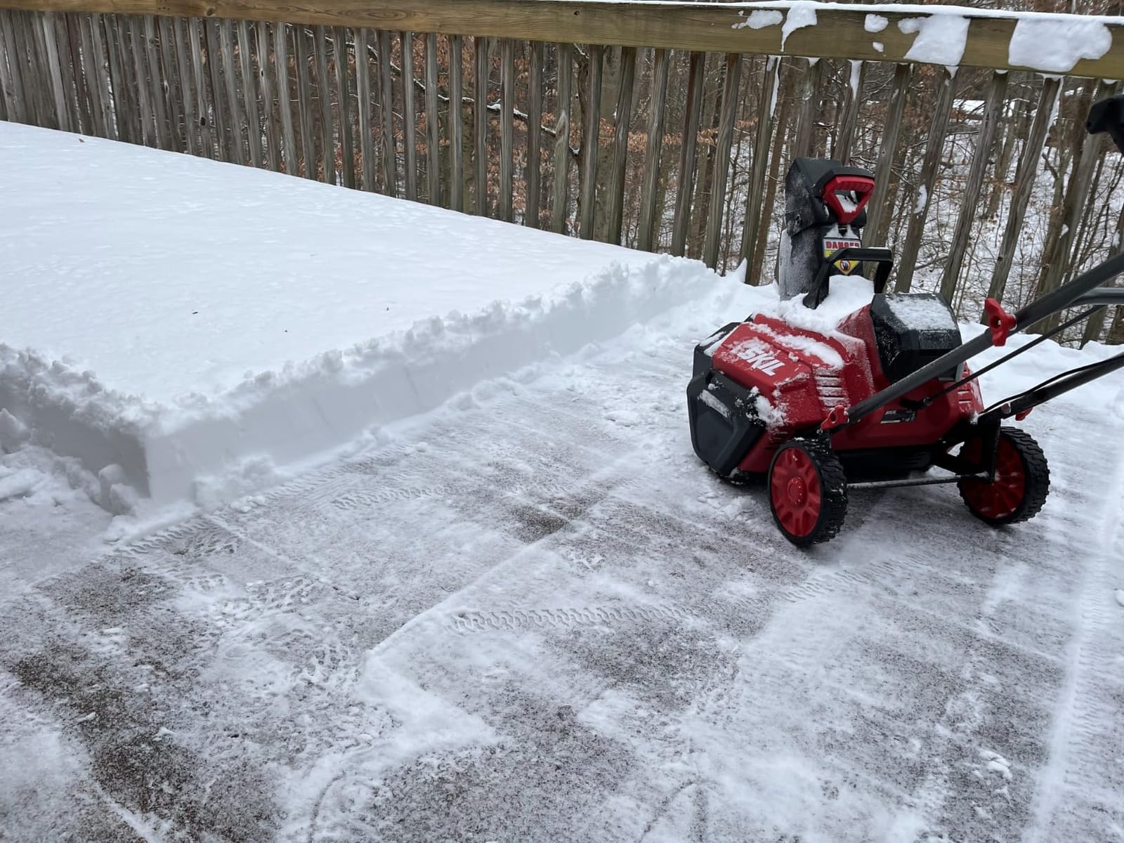 SKIL PWR CORE 40 Brushless 40V 20 in. Single Stage Snow Blower Kit, 30'ft Throwing Distance, Includes 6.0Ah Battery and Charger- SB2001C-10 red customer photo 1