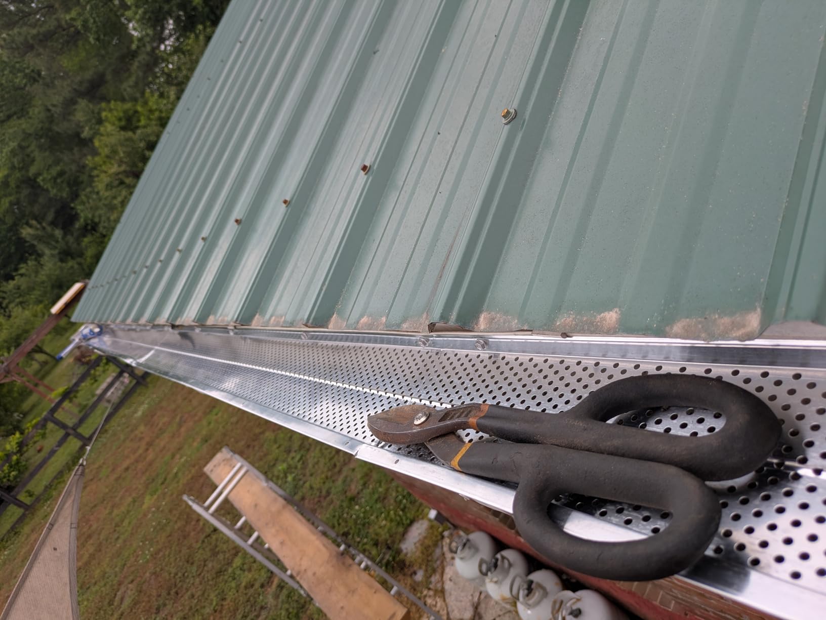 VEVOR Gutter Guard, 5 inch Width, Aluminum Leaf Filter DIY Gutter Cover, 13 PCS 52 ft Total Length, 0.157'' Hole Diameter & 0.02'' Thick Fits Any Roof or Gutter Type customer photo 2