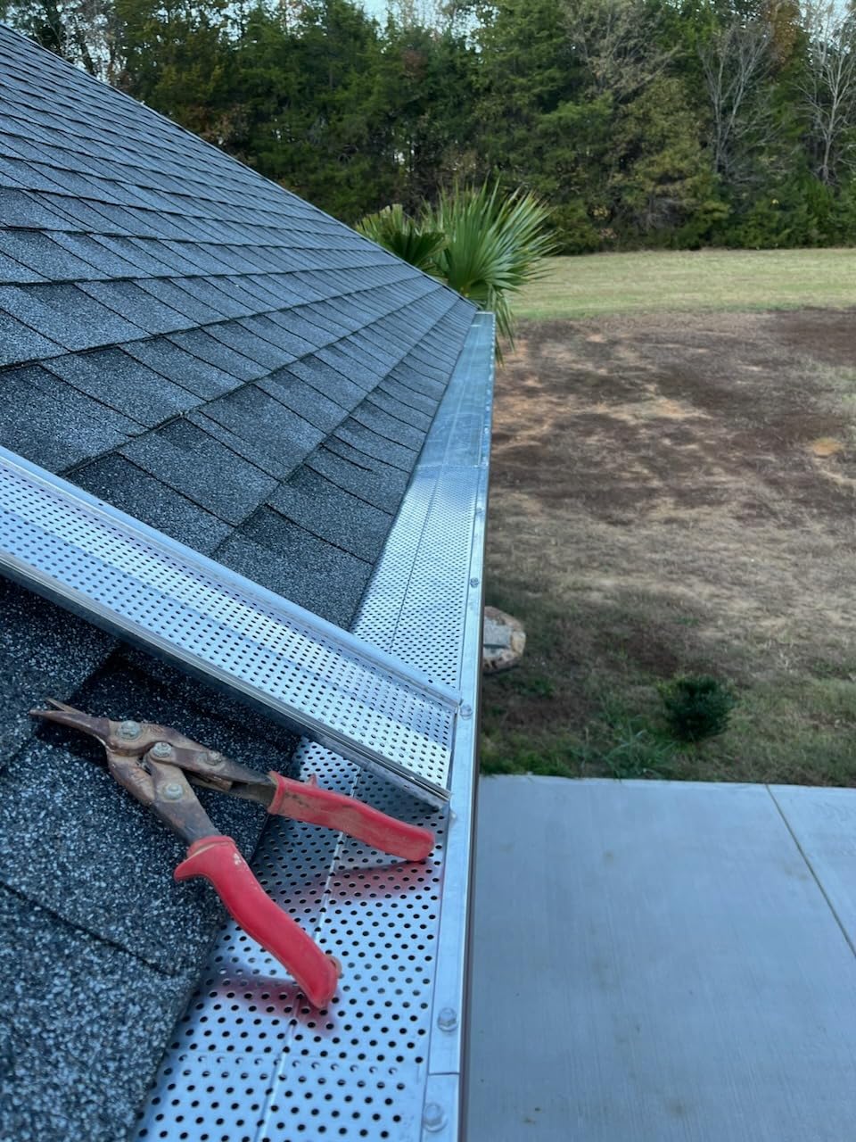 VEVOR Gutter Guard, 5 inch Width, Aluminum Leaf Filter DIY Gutter Cover, 52 PCS 208 ft Total Length, 0.157'' Hole Diameter & 0.02'' Thick Fits Any Roof or Gutter Type customer photo 2
