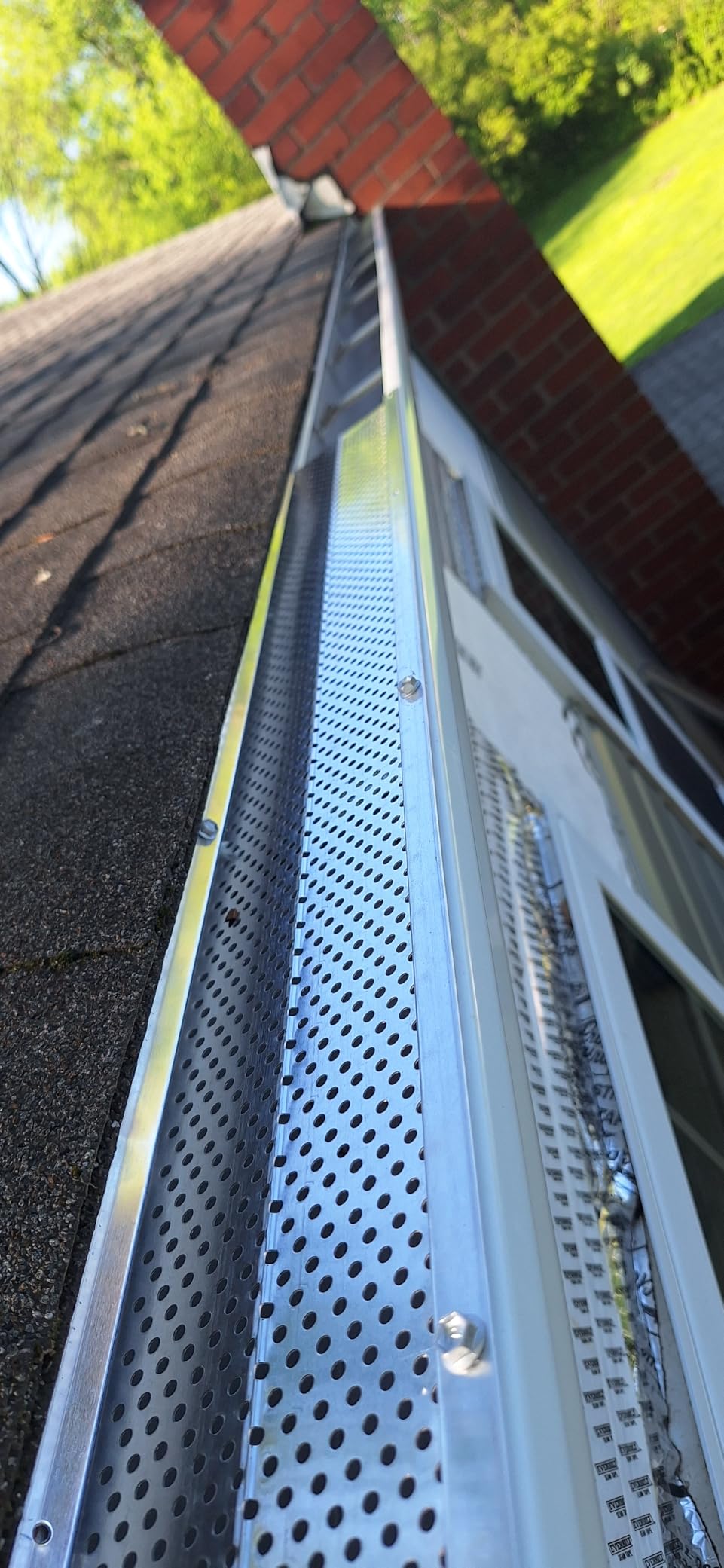 VEVOR Gutter Guard, 5 inch Width, Aluminum Leaf Filter DIY Gutter Cover, 26 PCS 104 ft Total Length, 0.157'' Hole Diameter & 0.02'' Thick Fits Any Roof or Gutter Type customer photo 2