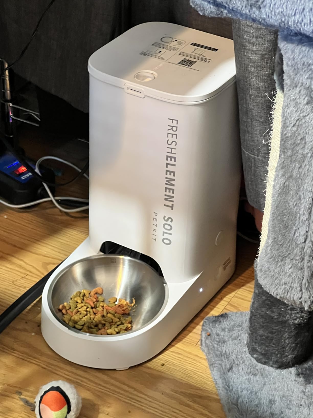PETKIT Automatic Cat Feeder, 2.4G WiFi Automatic Dog Feeder, App Control Pet Food Dispenser with Triple Fresh-Lock System, Schedule Feeding, Food Shortage Alert, Dual Power-Charge&Battery,3L Capacity customer photo 2