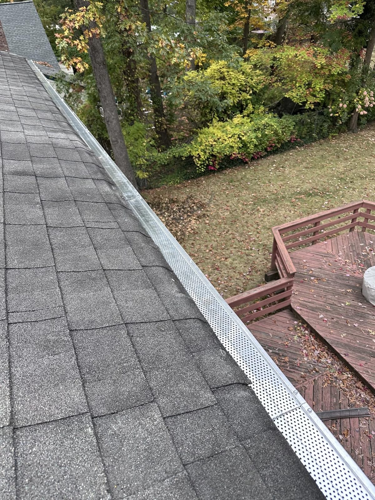 VEVOR Gutter Guard, 6 inch Width, Aluminum Leaf Filter DIY Gutter Cover, 52 PCS 208 ft Total Length, 0.157'' Hole Diameter & 0.02'' Thick Fits Any Roof or Gutter Type customer photo 1
