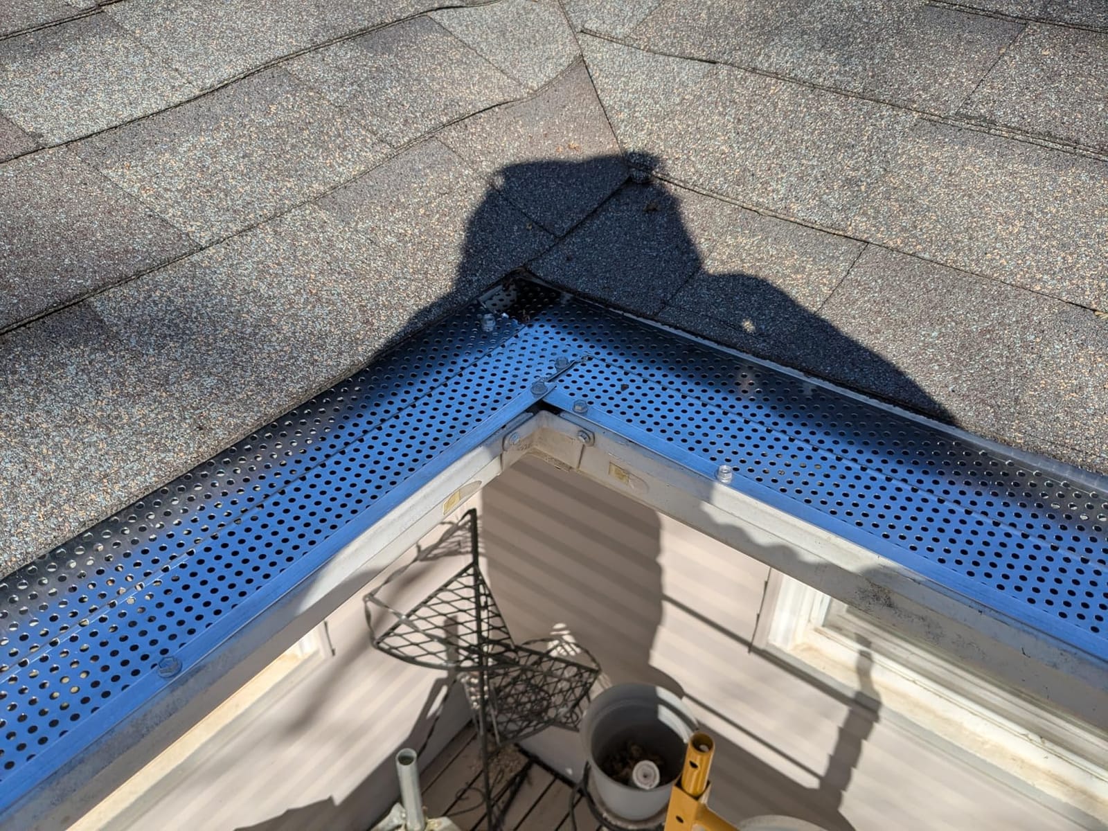 VEVOR Gutter Guard, 6 inch Width, Aluminum Leaf Filter DIY Gutter Cover, 52 PCS 208 ft Total Length, 0.157'' Hole Diameter & 0.02'' Thick Fits Any Roof or Gutter Type customer photo 2