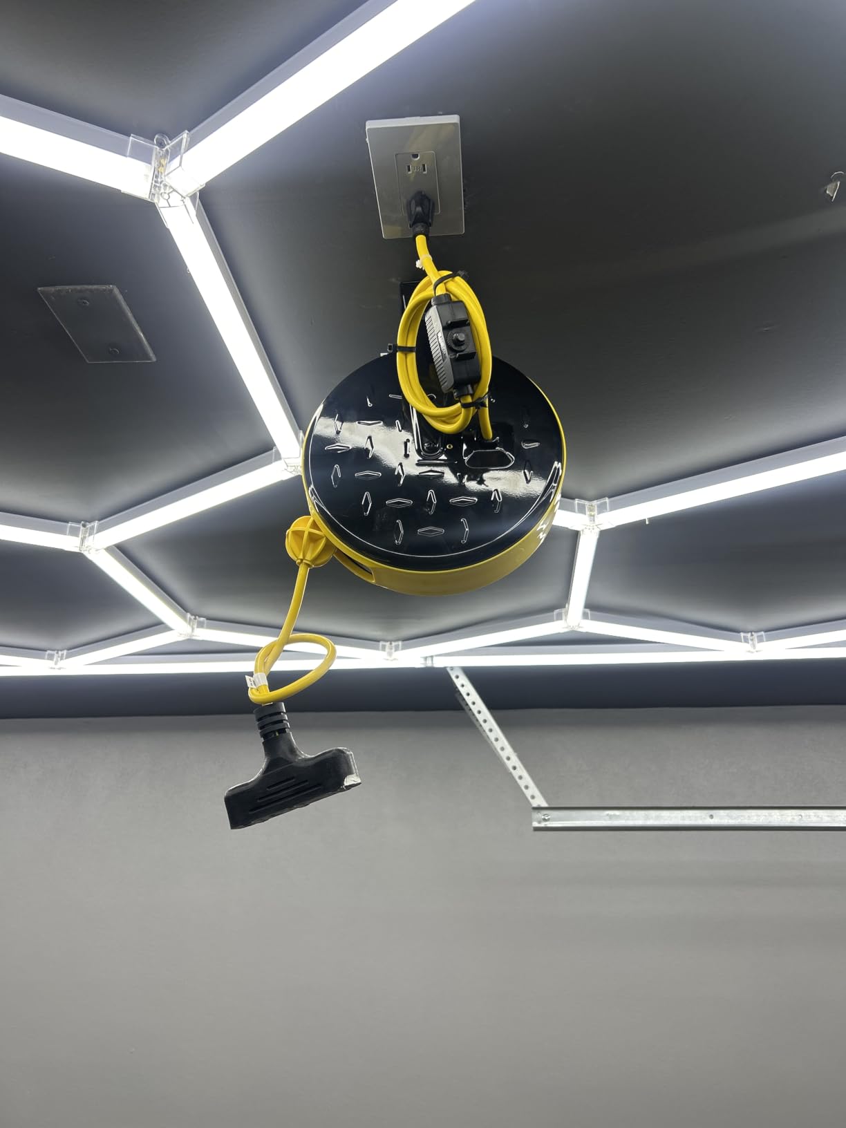 30 Ft Retractable Extension Cord Reel, 16/3 Gauge SJTW Power Cord with 3 Electrical Outlets Pigtail for Garage and Shop, 10 Amp Circuit Breaker, Metal Plate, UL Listed, Yellow Y30CR06 customer photo 1