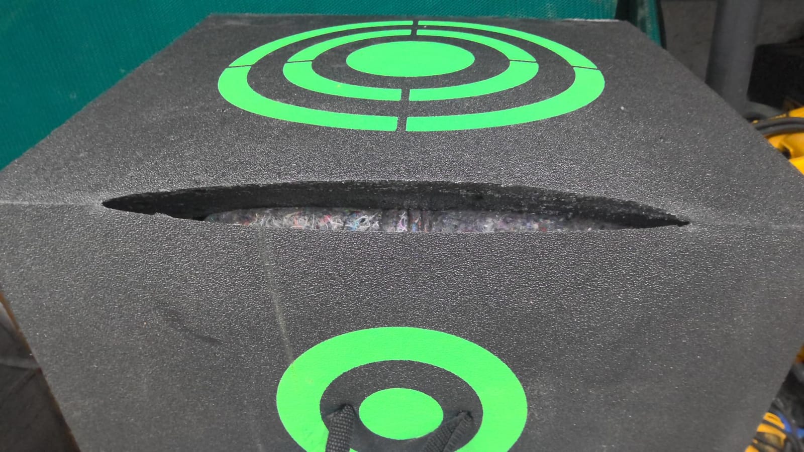 VEVOR Archery Target Block, All-Side Bow Target Block, Outdoor Portable Archery Target with Carry Handle, Easy Arrow Removal, Great Visibility, Lightweight, Easy to Transport, Black customer photo 1
