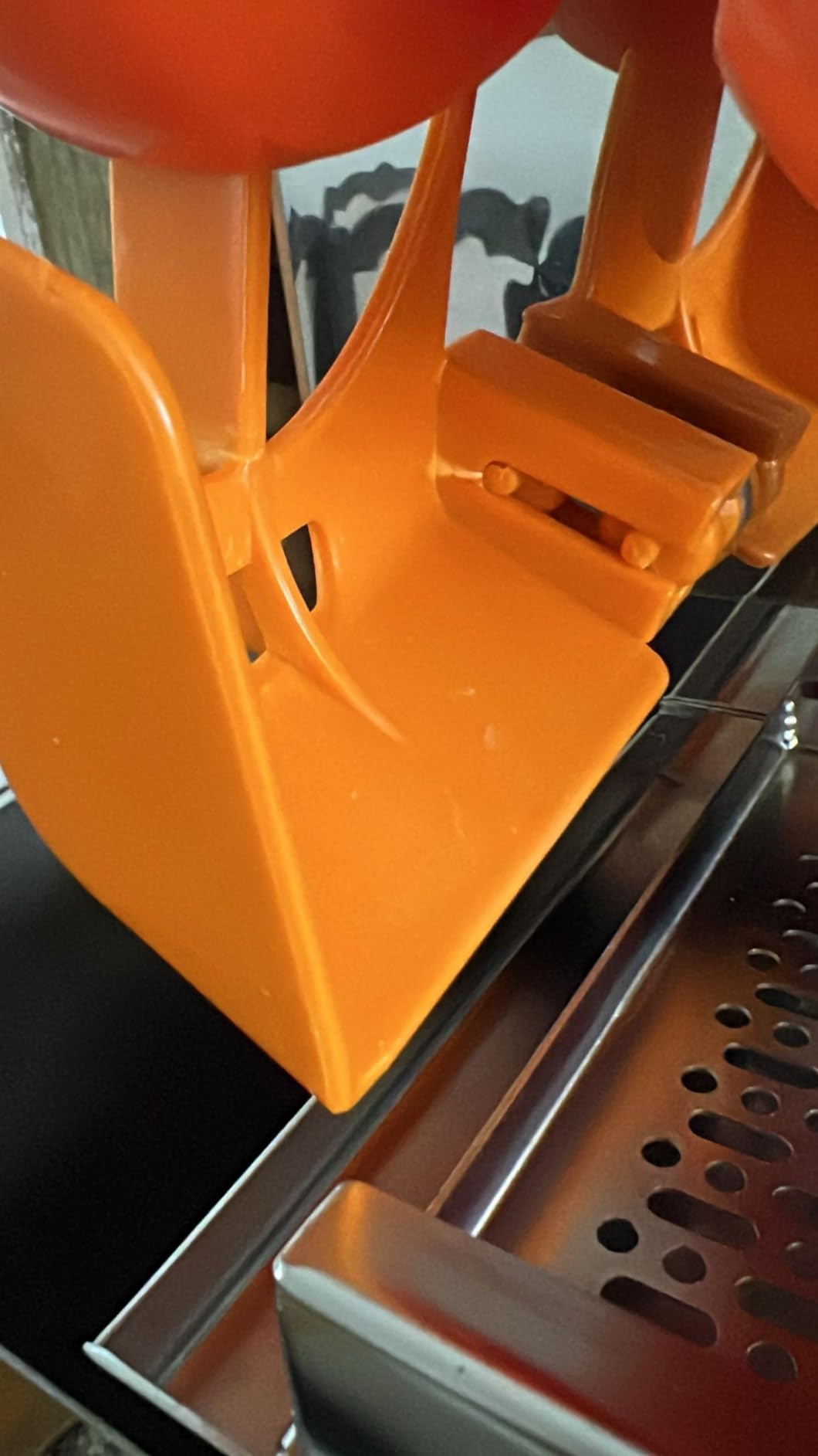 VEVOR Commercial Orange Juicer Machine, 120W Automatic Juice Extractor, Stainless Steel Orange Squeezer for 20 Oranges Per Minute, with Pull-Out Filter Box, PC Cover, 2 Peel Collecting Buckets | Stainless Steel Restaurant Squeezer for 20 Oranges Per Minute, with Pull-Out Filter Box, PC Cover, 2 Peel Collecting Buckets customer photo 2