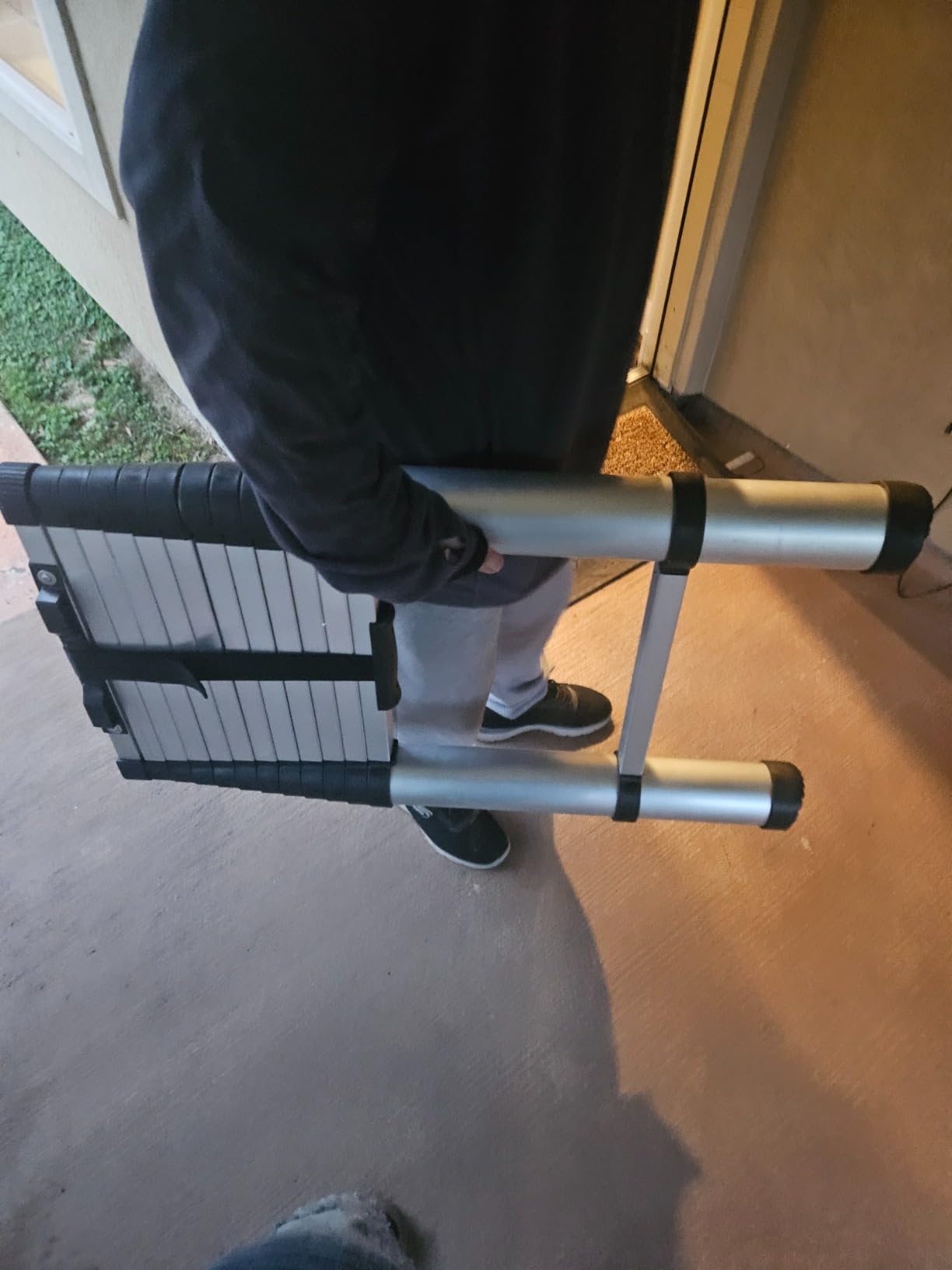 VEVOR Telescoping Ladder 10.5 FT Aluminum Extension Ladder（375 LBS Capacity, One-Button Retraction, Collapsible & Portable with Non-Slip Feet for Home, RV, Loft, ANSI Listed） customer photo 1