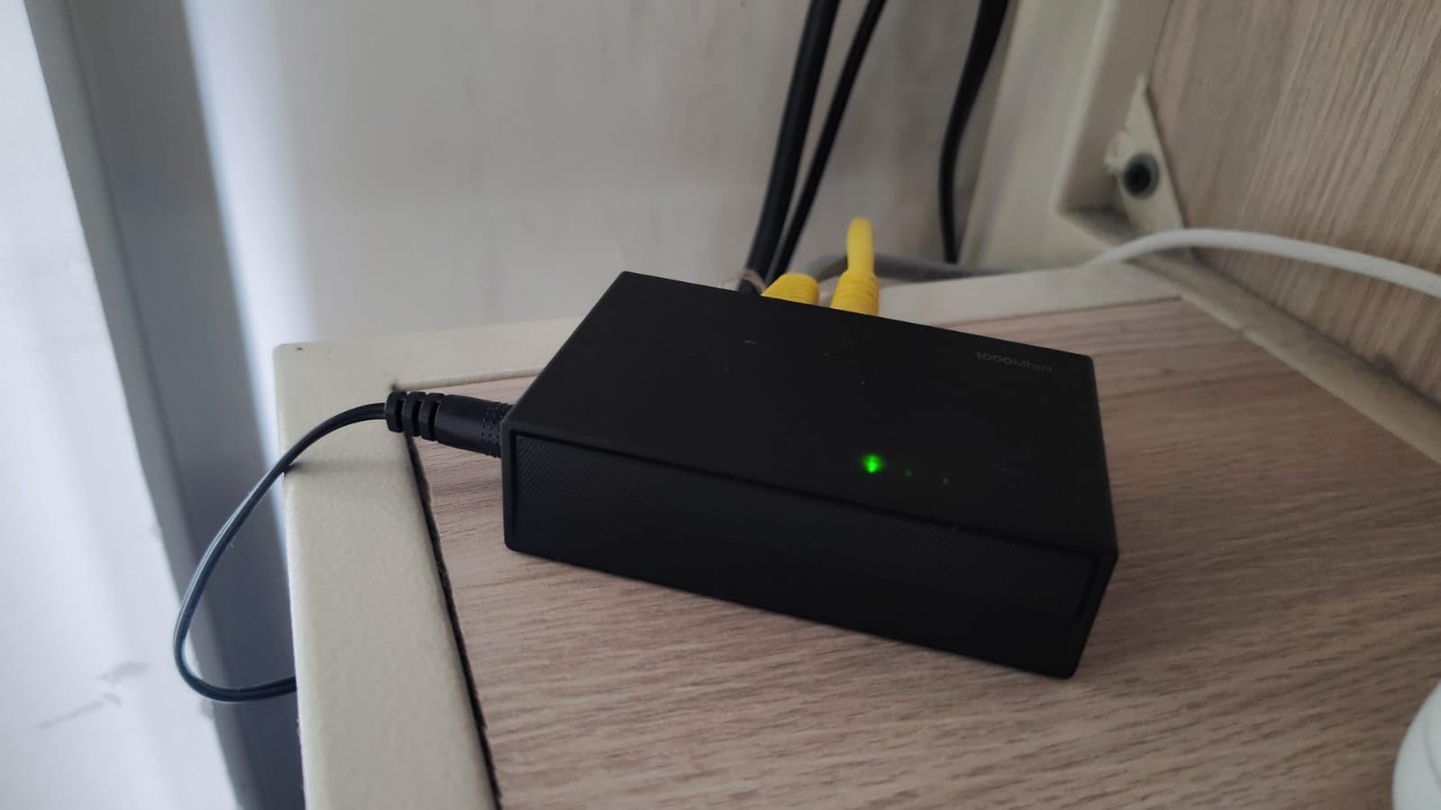 UGREEN Ethernet Switch, 5 Port Gigabit Plug & Play Ethernet Splitter customer photo 1